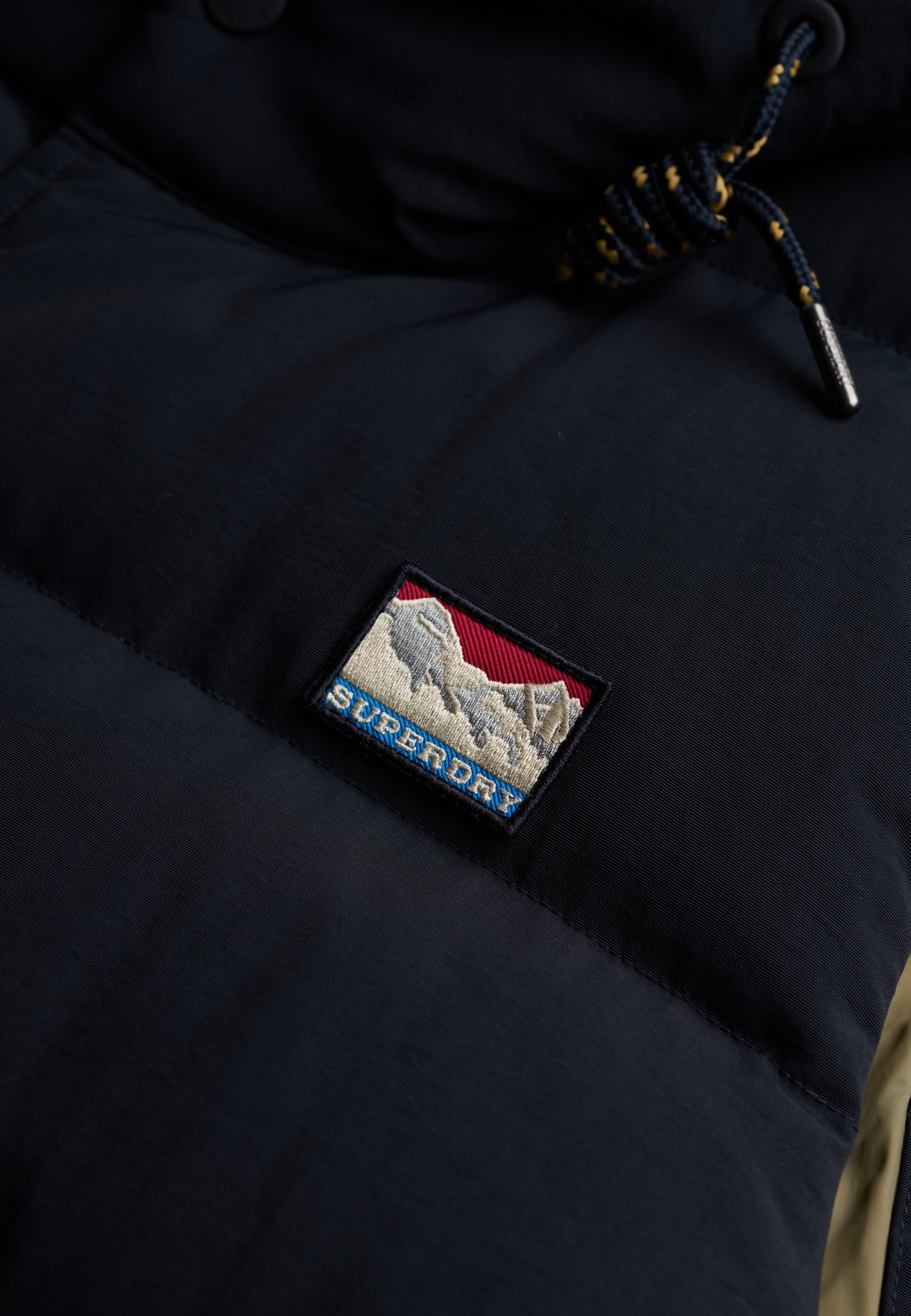 Superdry Steppweste »HOOD SHORT EVEREST GILET« Regular Fit, mit Reißverschluss, aus Nylon und Kunstfaser