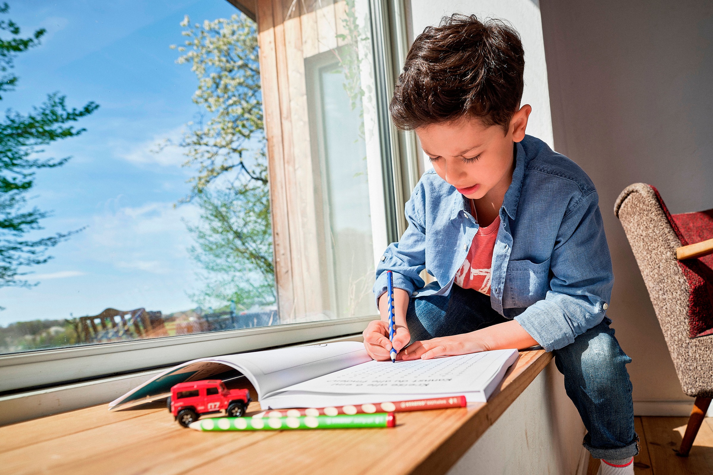 STABILO Buntstift »STABILO EASYcolors - 12er Pack mit Spitzer« für Rechtshänder; Made in Germany