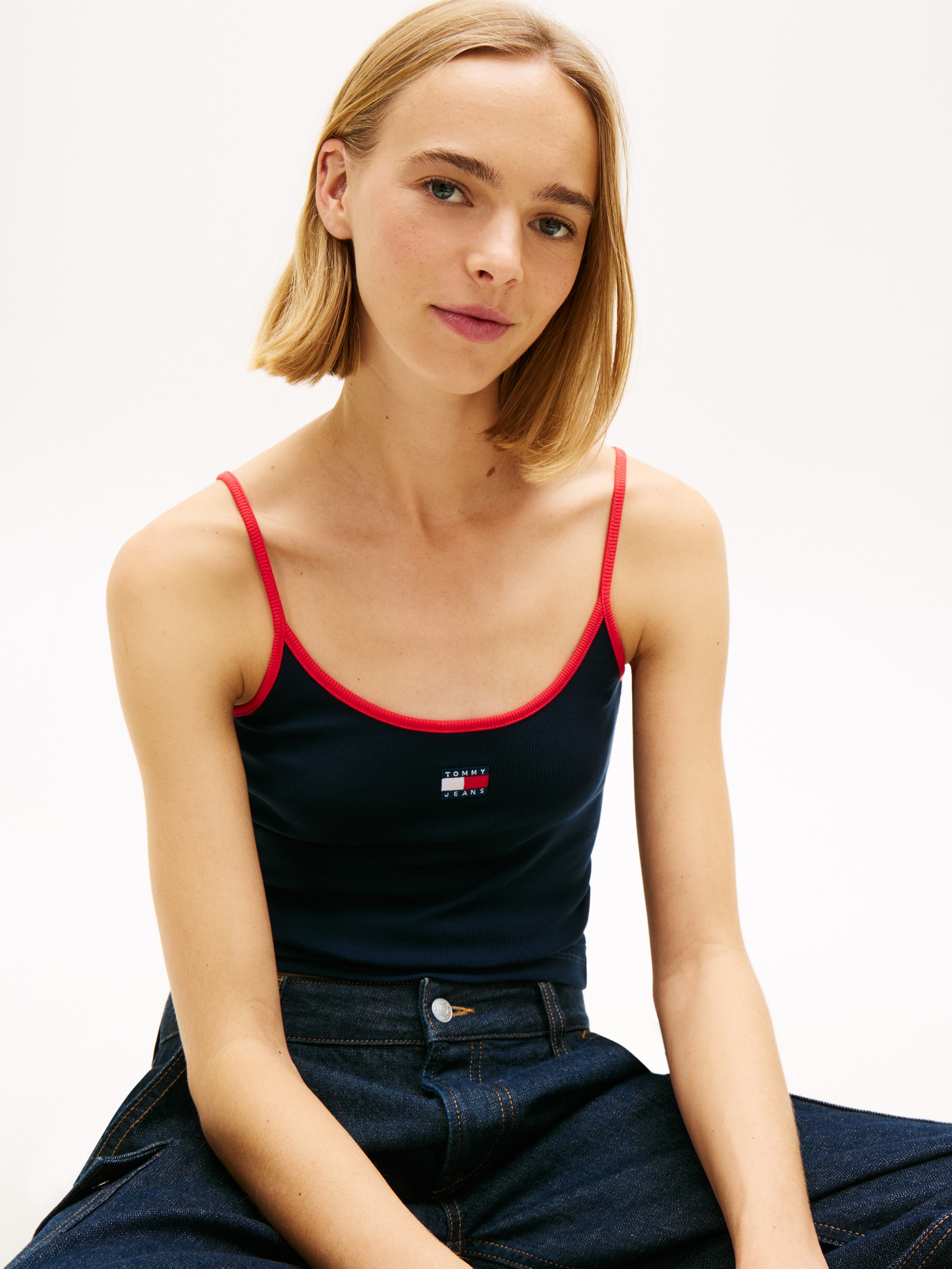 Tommy Jeans T-Shirt »TJW SLIM BADGE STRAPPY TOP« mit den auffälligen Kontrastdetails