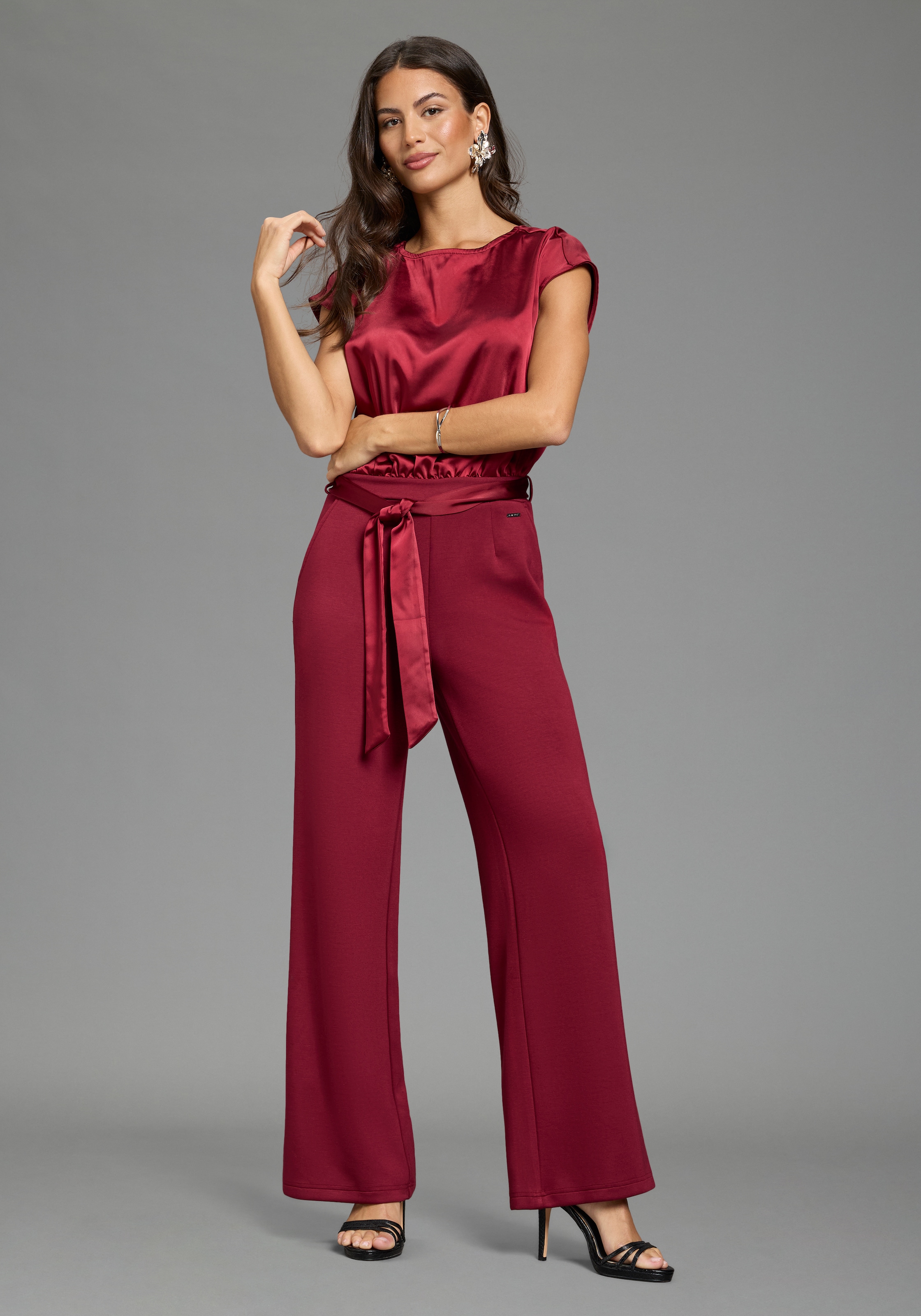 Laura Scott Jumpsuit aus glänzendem Satin, mit bequemer Jersey-Hose, figurbetonte Passform