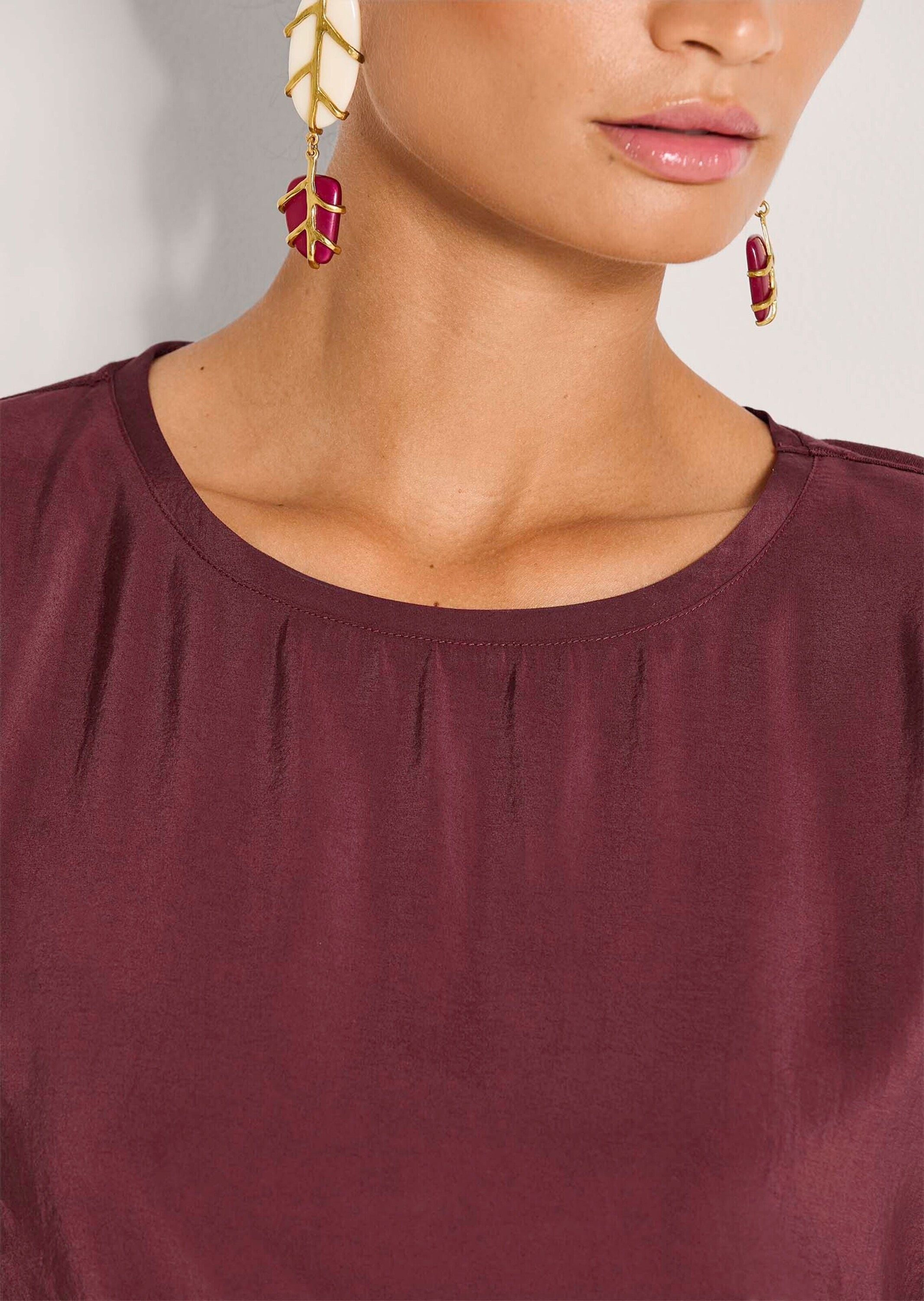 MADELEINE Kurzarmshirt »Blusenshirt Fließendes Viskose-Shirt mit Jersey-Rücken« Gerundeter Saum