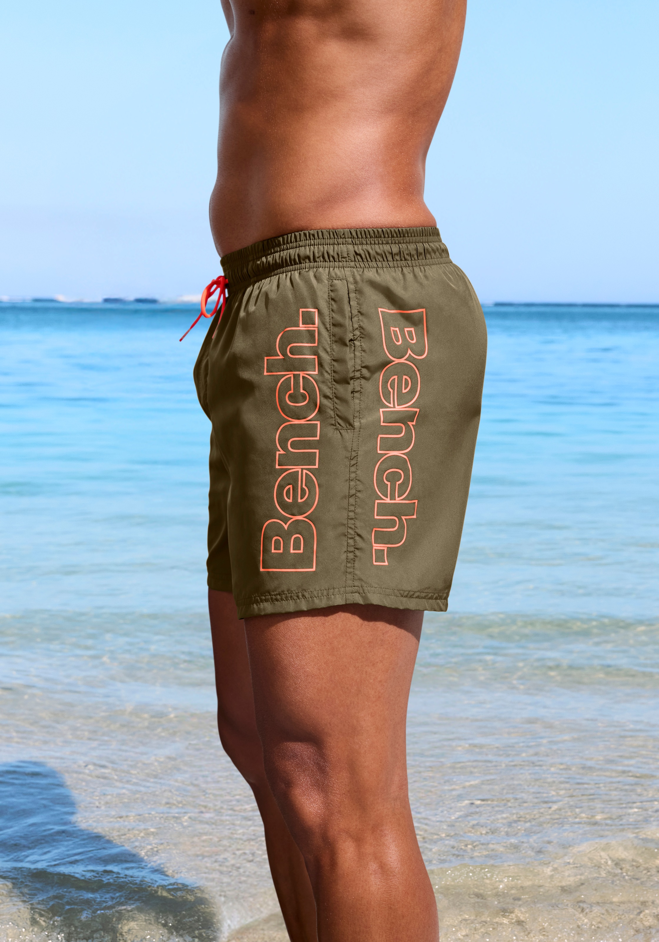 Bench. Badeshorts mit Logoschriftzug
