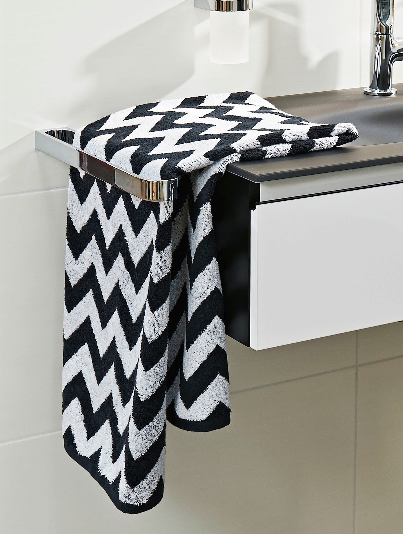 done.® Duschtuch »Daily Shapes ZickZack« Jacquardgewebe, modernes Muster