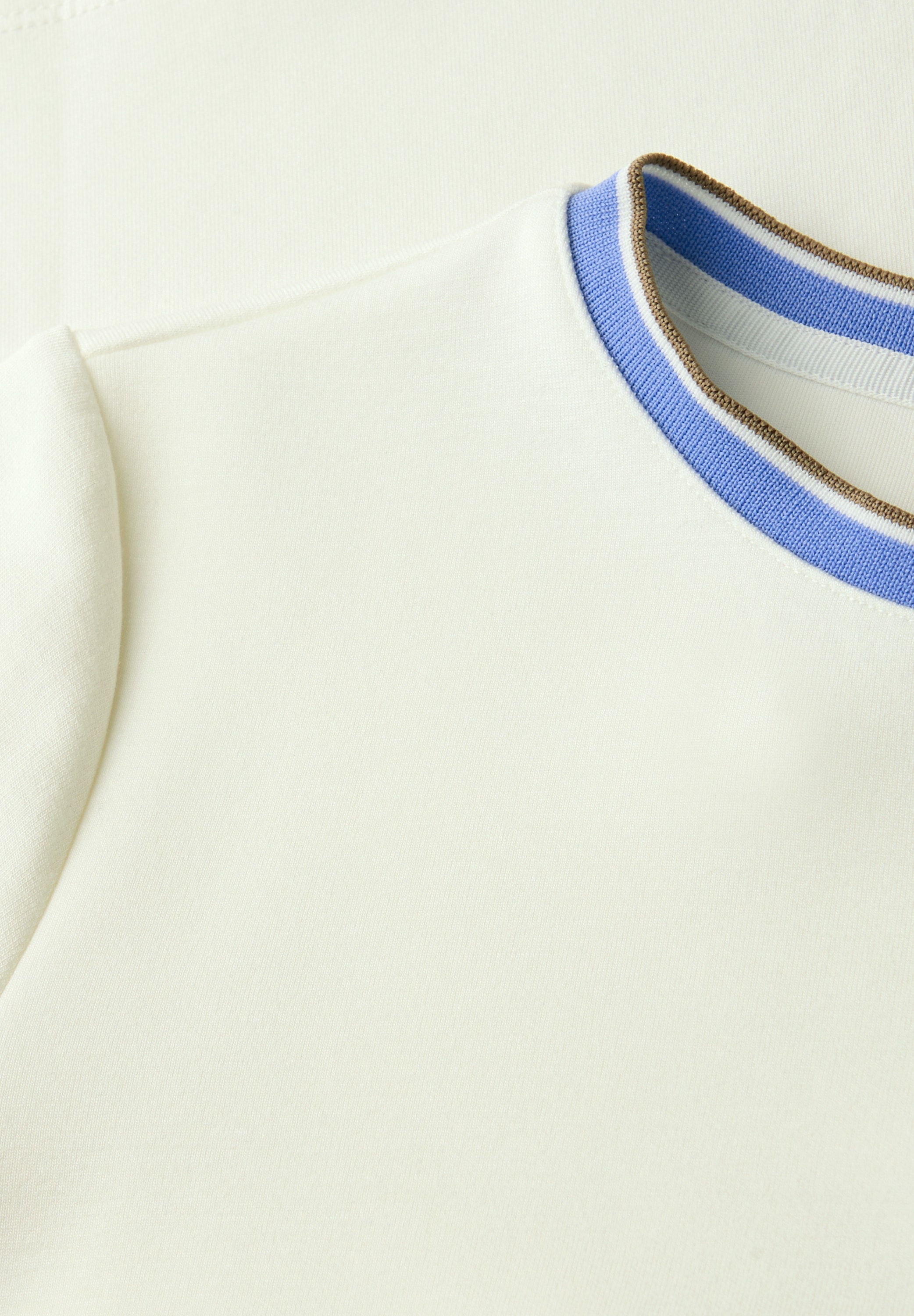 STREET ONE Rundhalsshirt mit Kontrastdetail am Rundhalsausschnitt