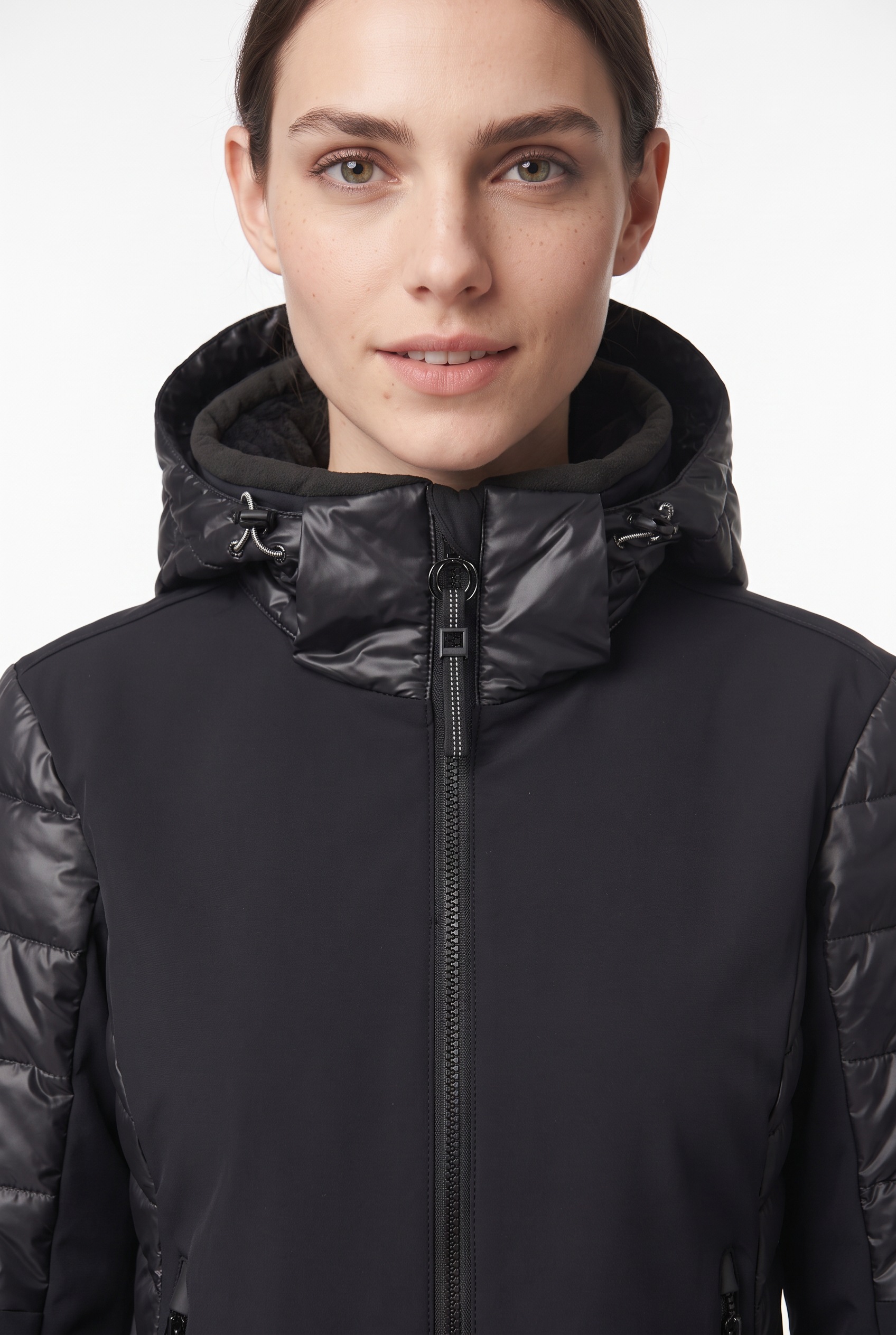 Luhta Softshelljacke »D SOFTSHELLJACKE KIERINKI« mit Kapuze mit Reißverschlusstaschen, wärmend, atmungsaktiv, windabweisend