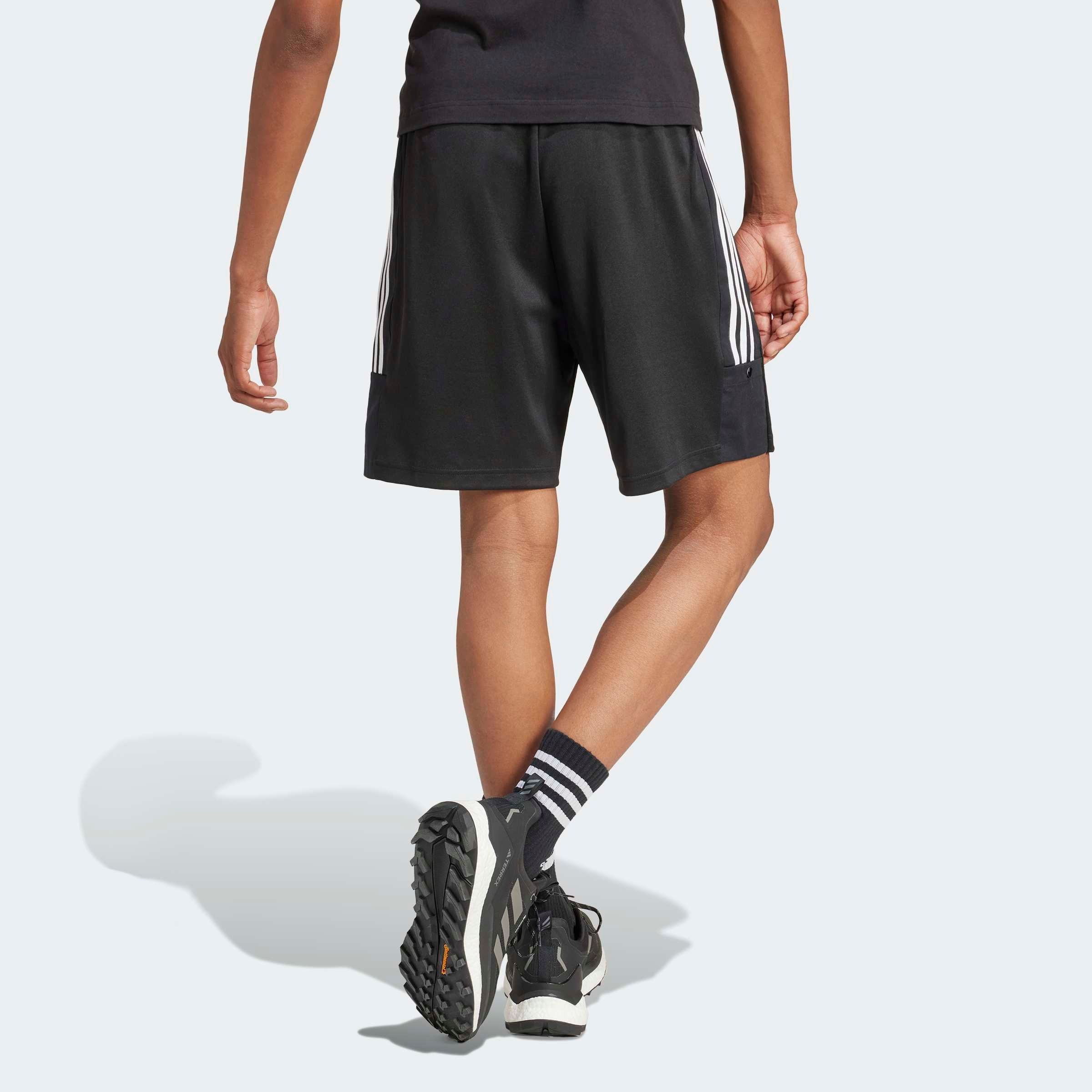 adidas Sportswear Shorts »M TIRO SHO Q1«  Trainingsshorts mit Logo, Druckknopftasche