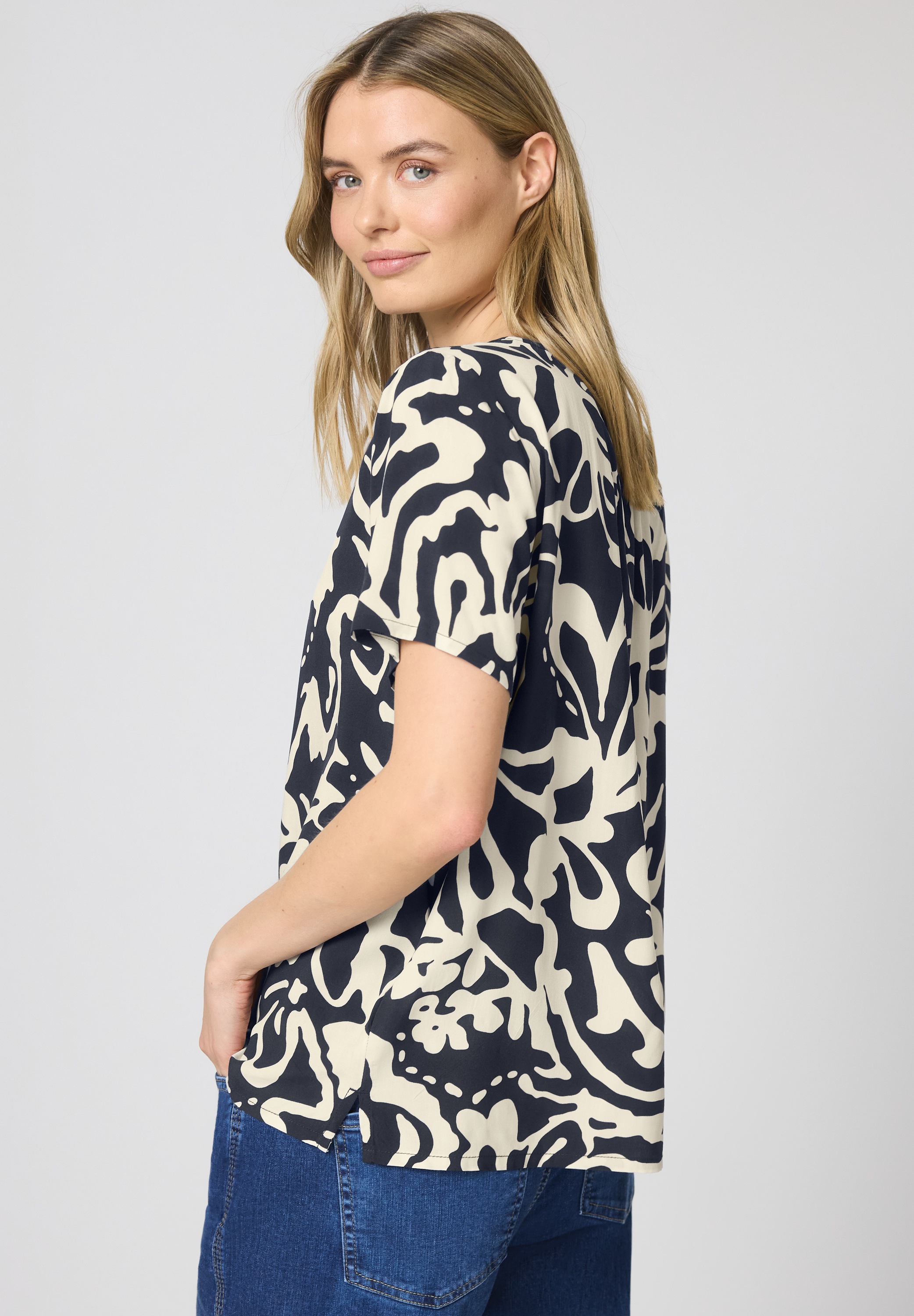 Kurzarmbluse STREET ONE, Damen, Gr. 42, shadowed navy, Web, Obermaterial: 100% Viskose, geblümt, gemustert, lässig geschnitten hüftbedeckend, Rundhals, abgerundeter Saum, Blusen, mit floralem Muster 2