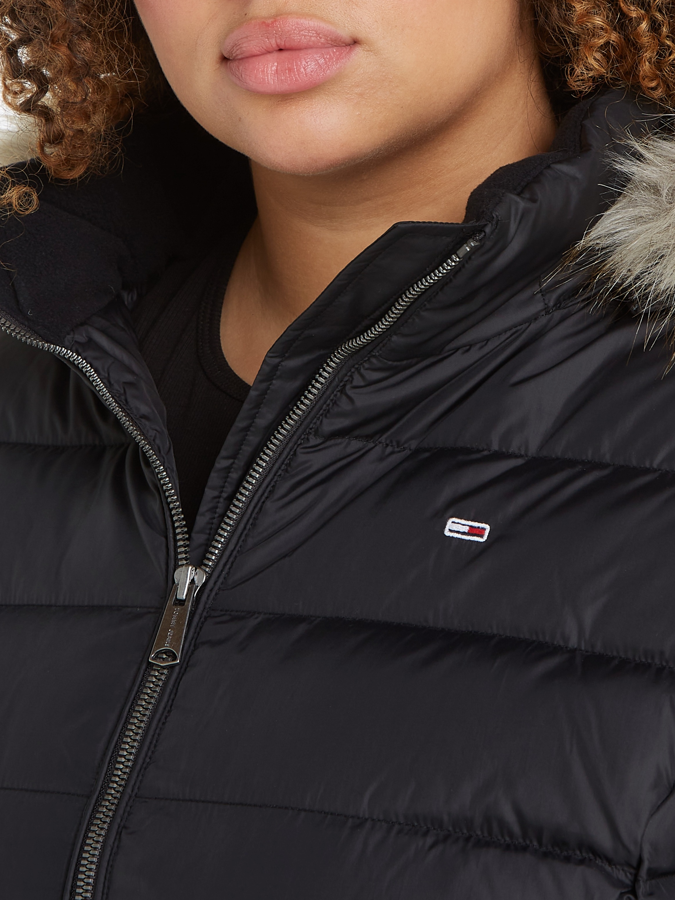 Tommy Jeans Curve Steppjacke »TJW CRV BASIC HOODED DOWN JACKET«, mit Kapuze,  PLUS SIZE CURVE,mit Fellimitat an der Kapuze kaufen | BAUR