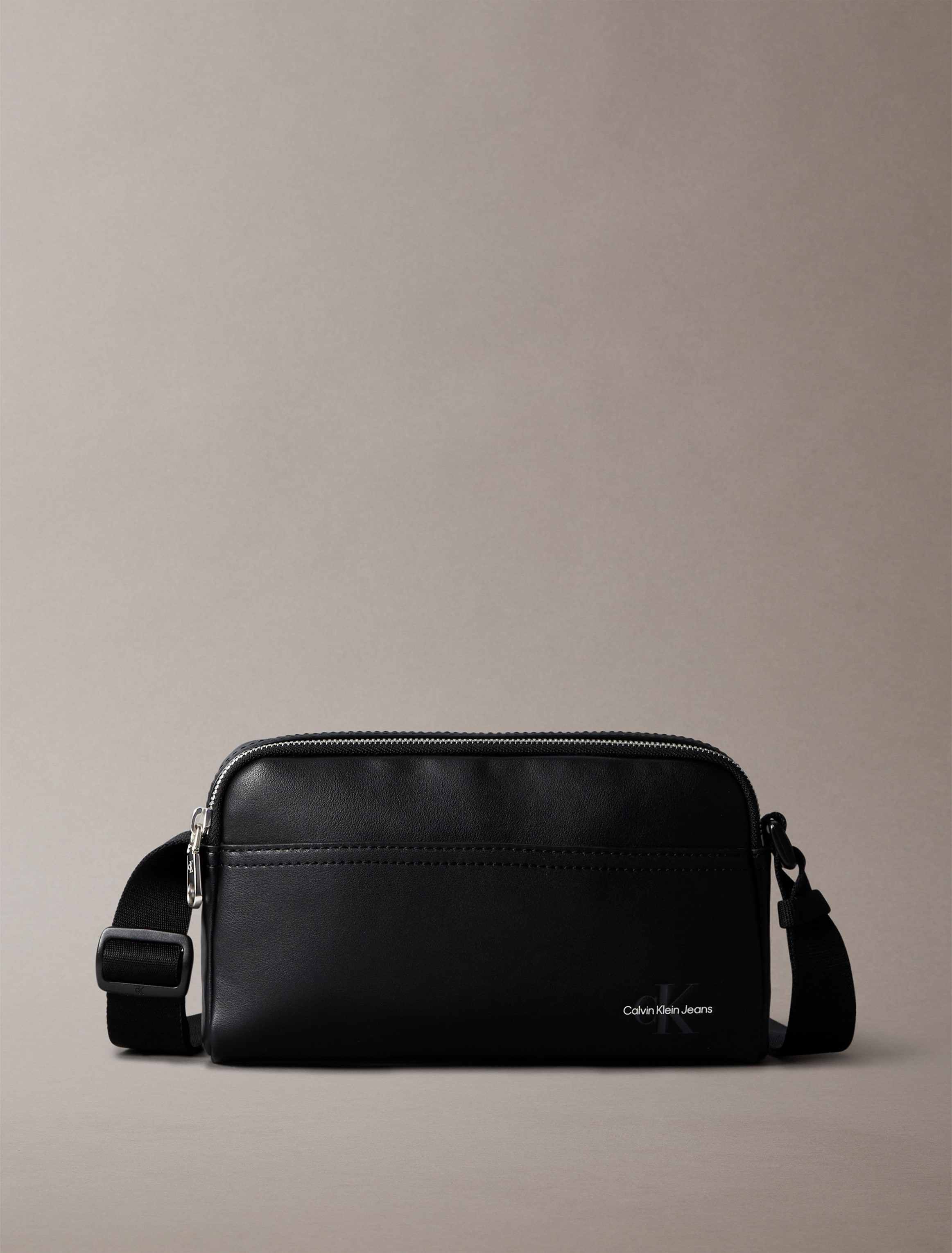Calvin Klein Jeans Mini Bag »MONO LOGO CAMERA BAG 22«, Umhängetasche klein, Schultertasche, Body Bag uni