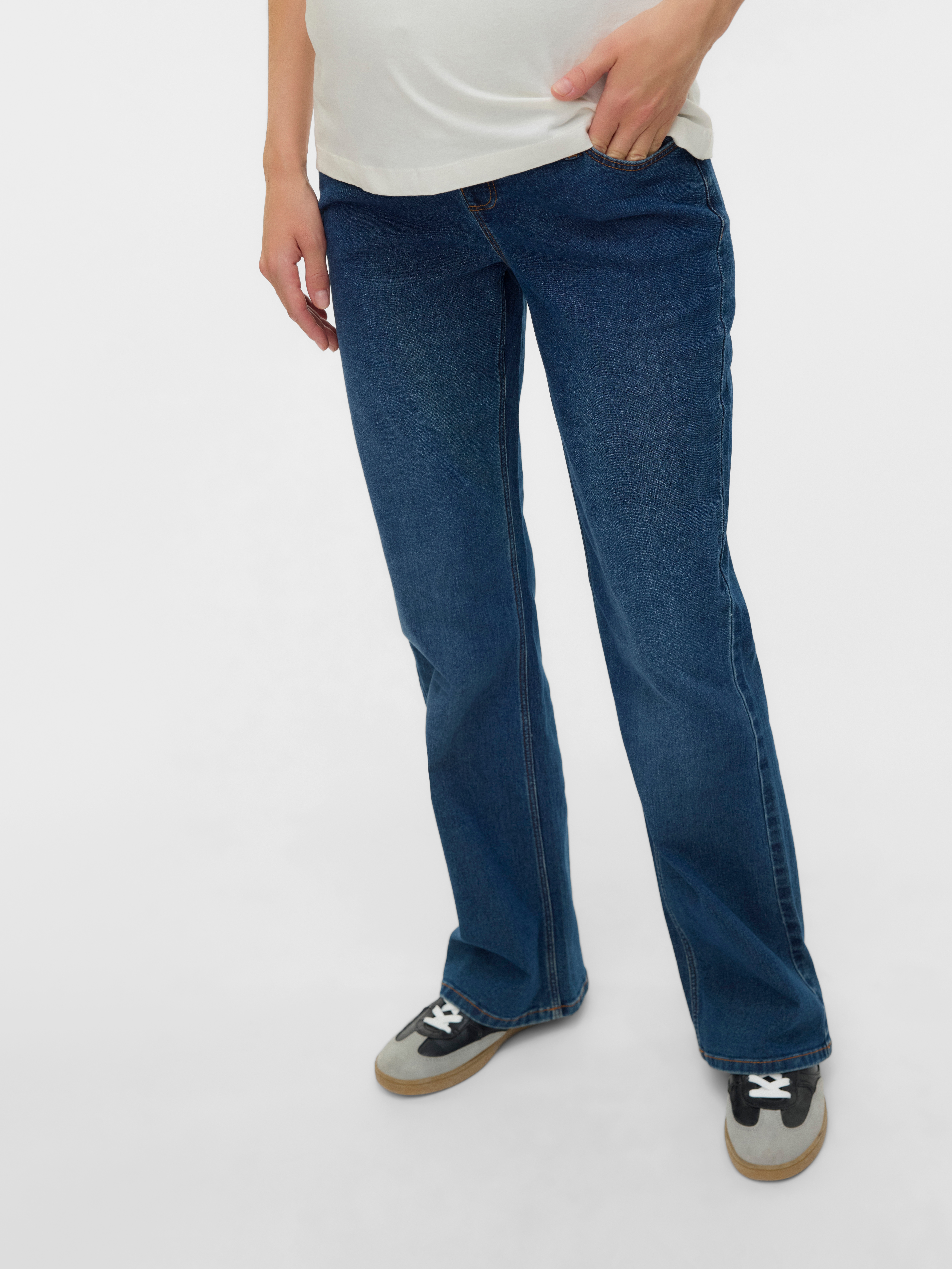 Mamalicious "MLEDINA FLARED DB JEANS NOOS" mit Baumwollmischung, moderne Passform, pflegeleicht