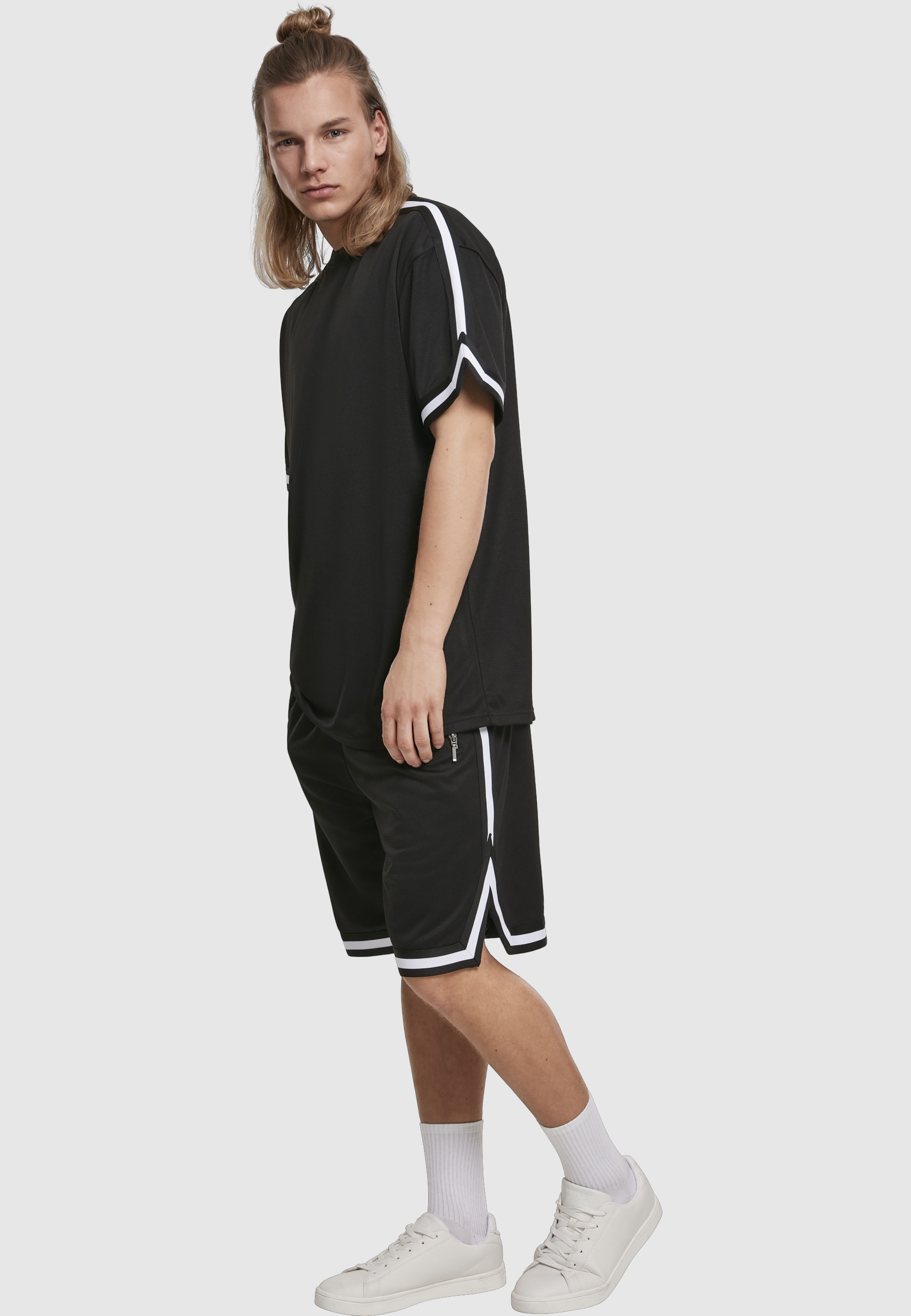 URBAN CLASSICS Shorts »Urban Classics Herren Premium Stripes Mesh Shorts«