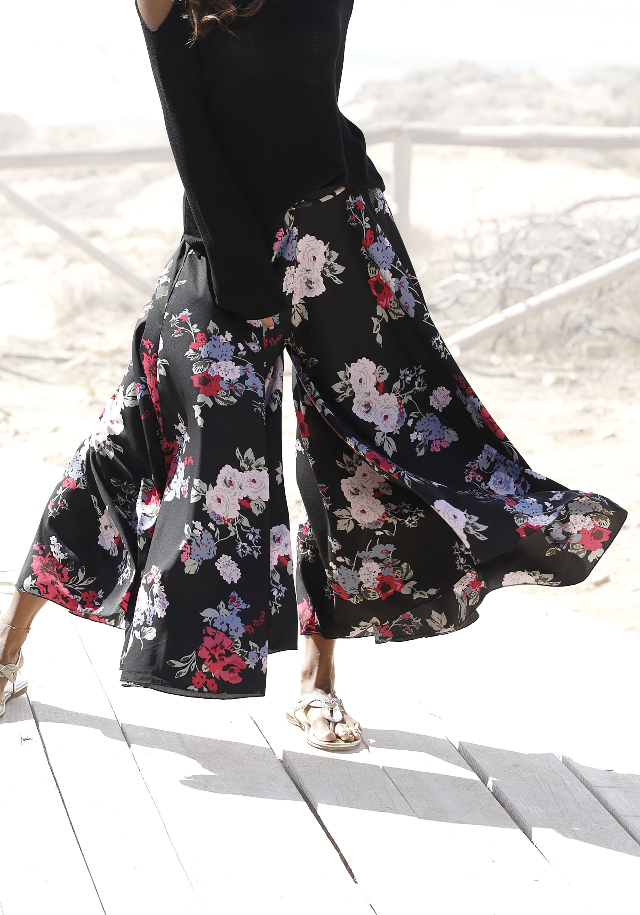 LASCANA Hosenrock "mit extra weitem Bein" mit Blumenprint, Culotte, weites Bein, luftige Sommerhose, Schlupfhose