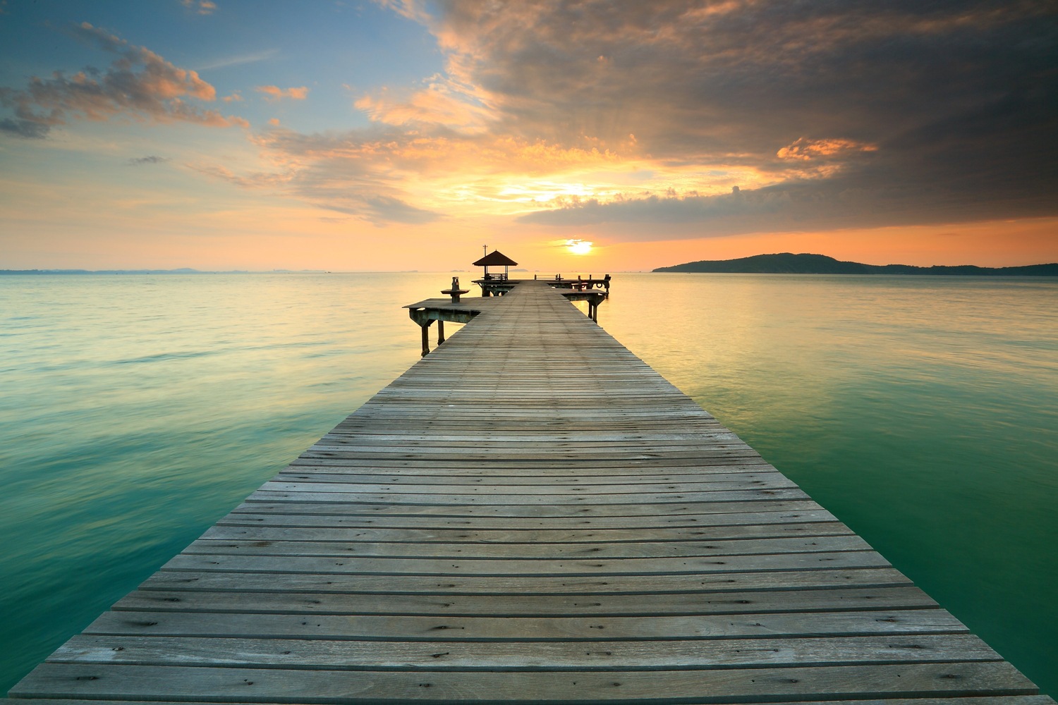 queence XXL-Wandbild »Akustikbild Steg Bali Sonnenuntergang« Bilder vom Sonnenuntergang & -aufgang | Bilder von Asien | Gewässer | Meer | Natur | Steg | Wolken 1 Stk. tlg. Einfache Akustiklösung ohne Baumaßnahme, Schalldämmung, Paneele