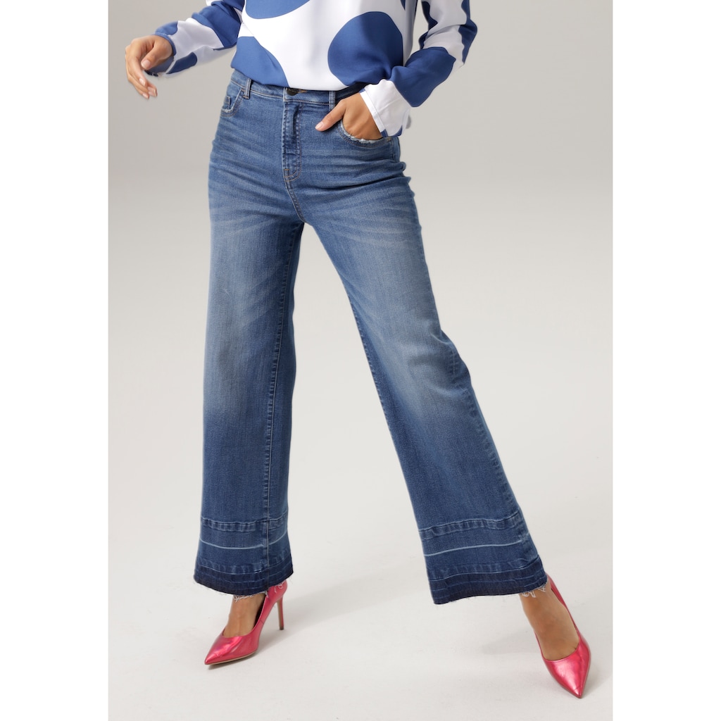 Aniston CASUAL Straight-Jeans, mit trendiger Waschung am leicht ausgefranstem Saum