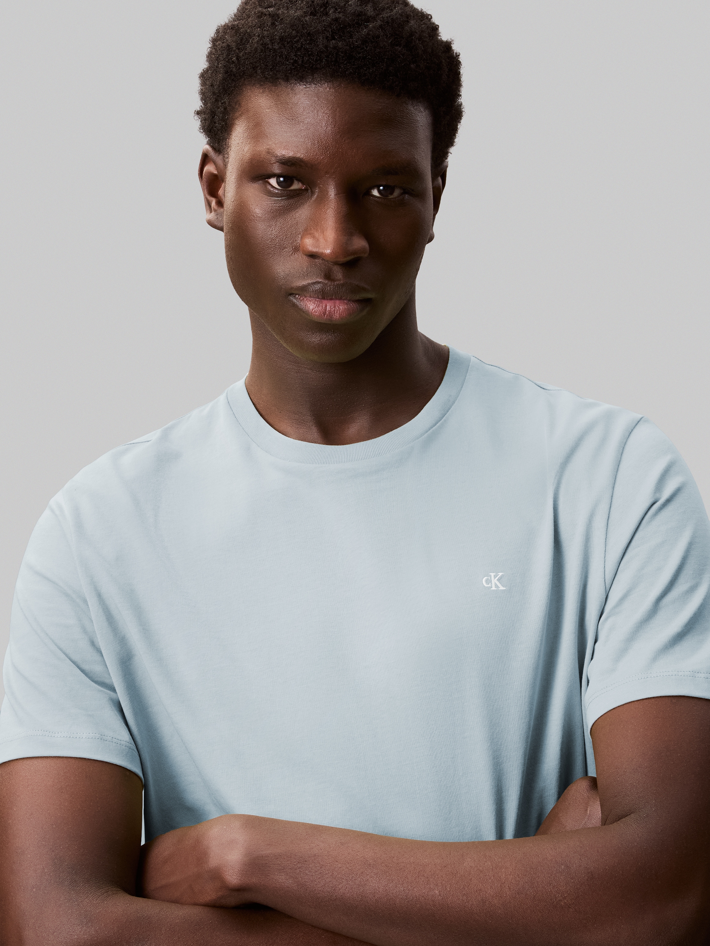 Calvin Klein Jeans T-Shirt »SS SMOOTH CTTN SOLID CREWNK TEE«, mit Logo
