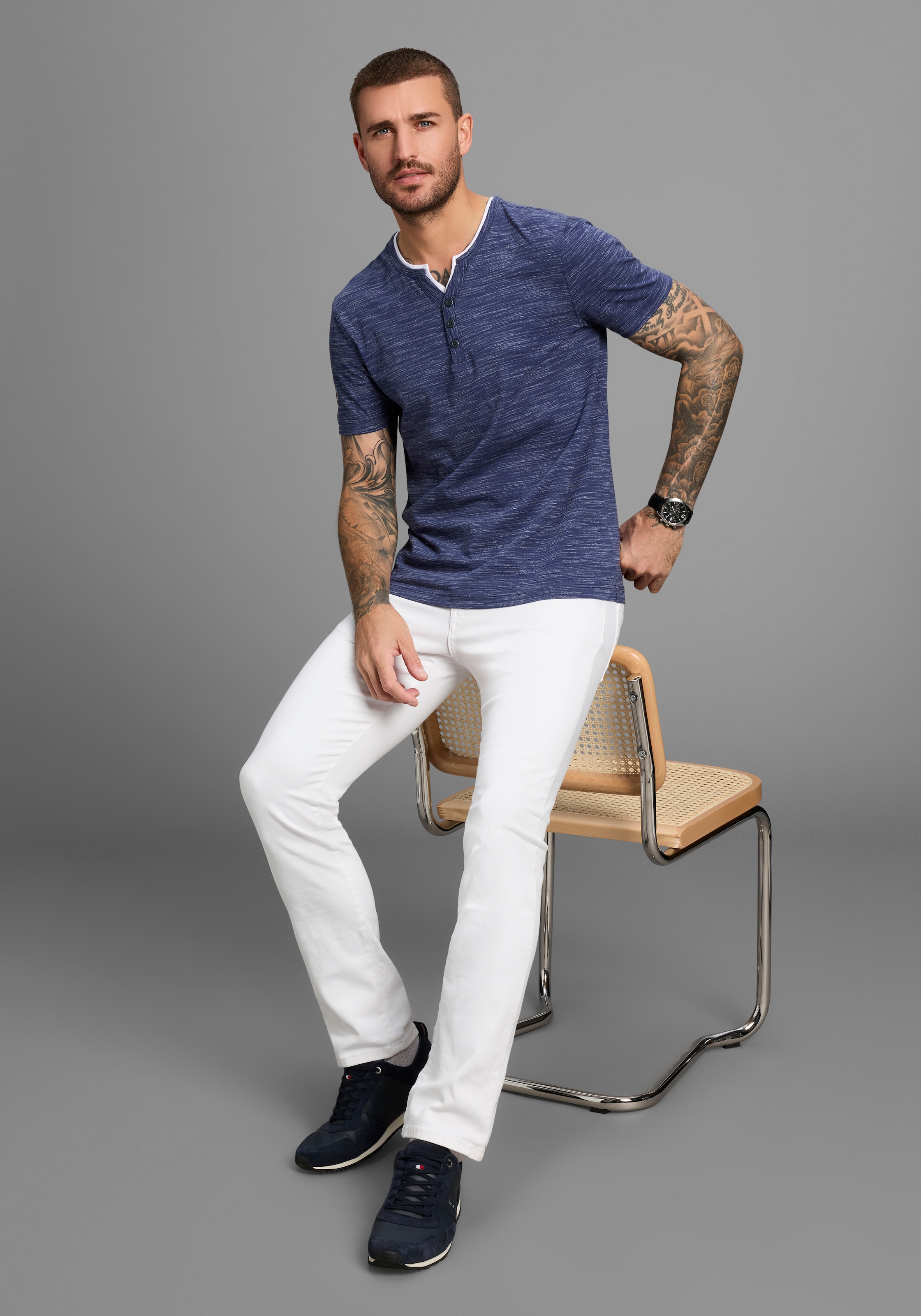 DELMAO Henleyshirt »Neue Kollektion!«, mit Badge