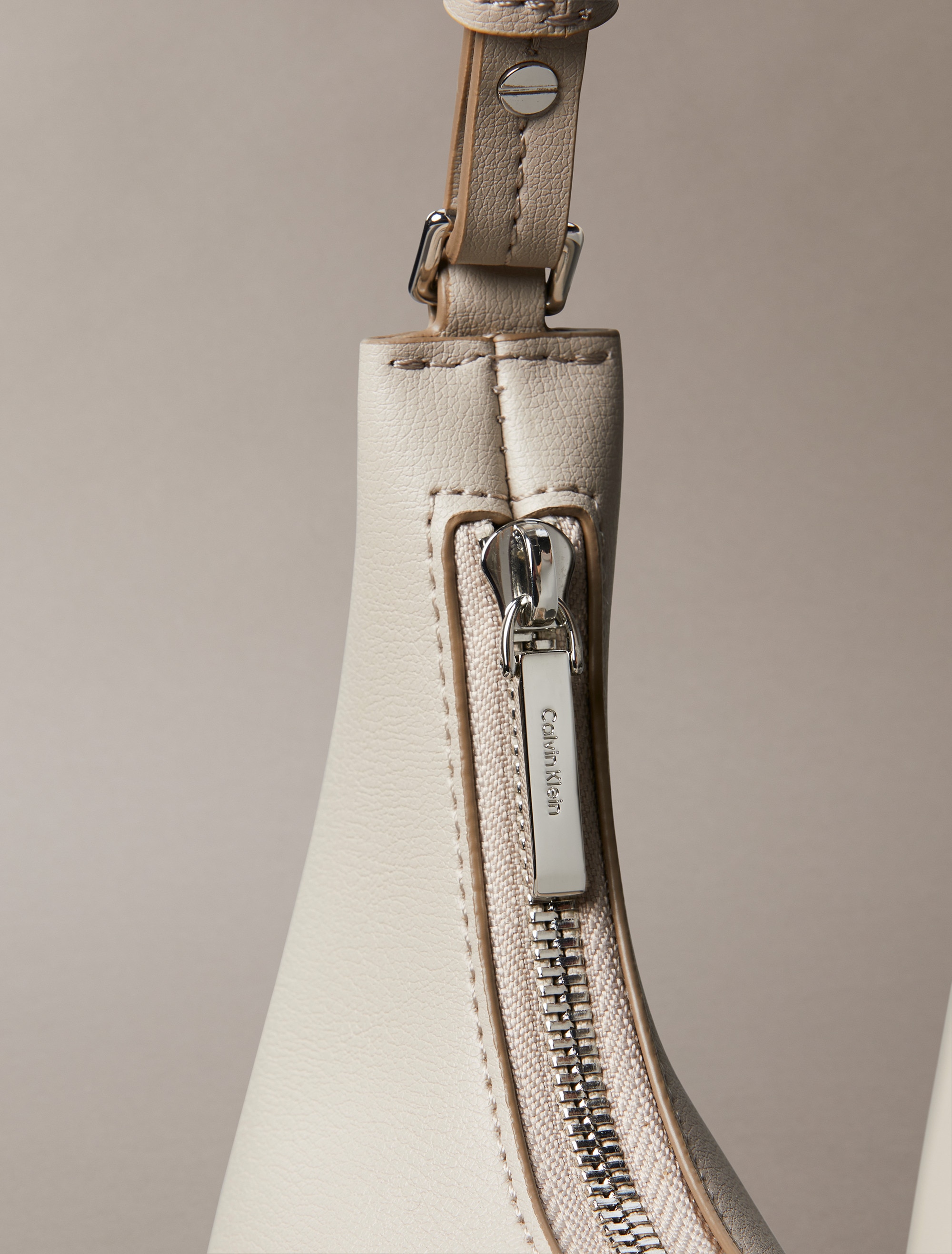 Calvin Klein Schultertasche »FOIL LOGO SHOULDER BAG«, Henkeltasche, Damen Handtasche, Hobo bag mit Logoschriftzug
