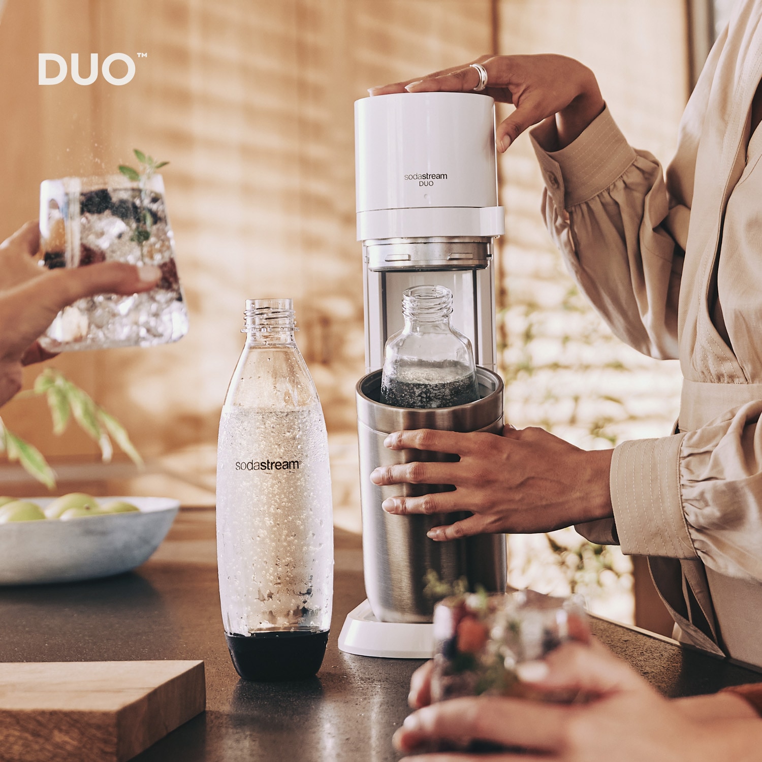 SodaStream Wassersprudler »DUO«, (Set, 4 tlg.), CO2-Zylinder, 1L Glasflasche, 1L spülmaschinenfeste Kunststoff-Flasche