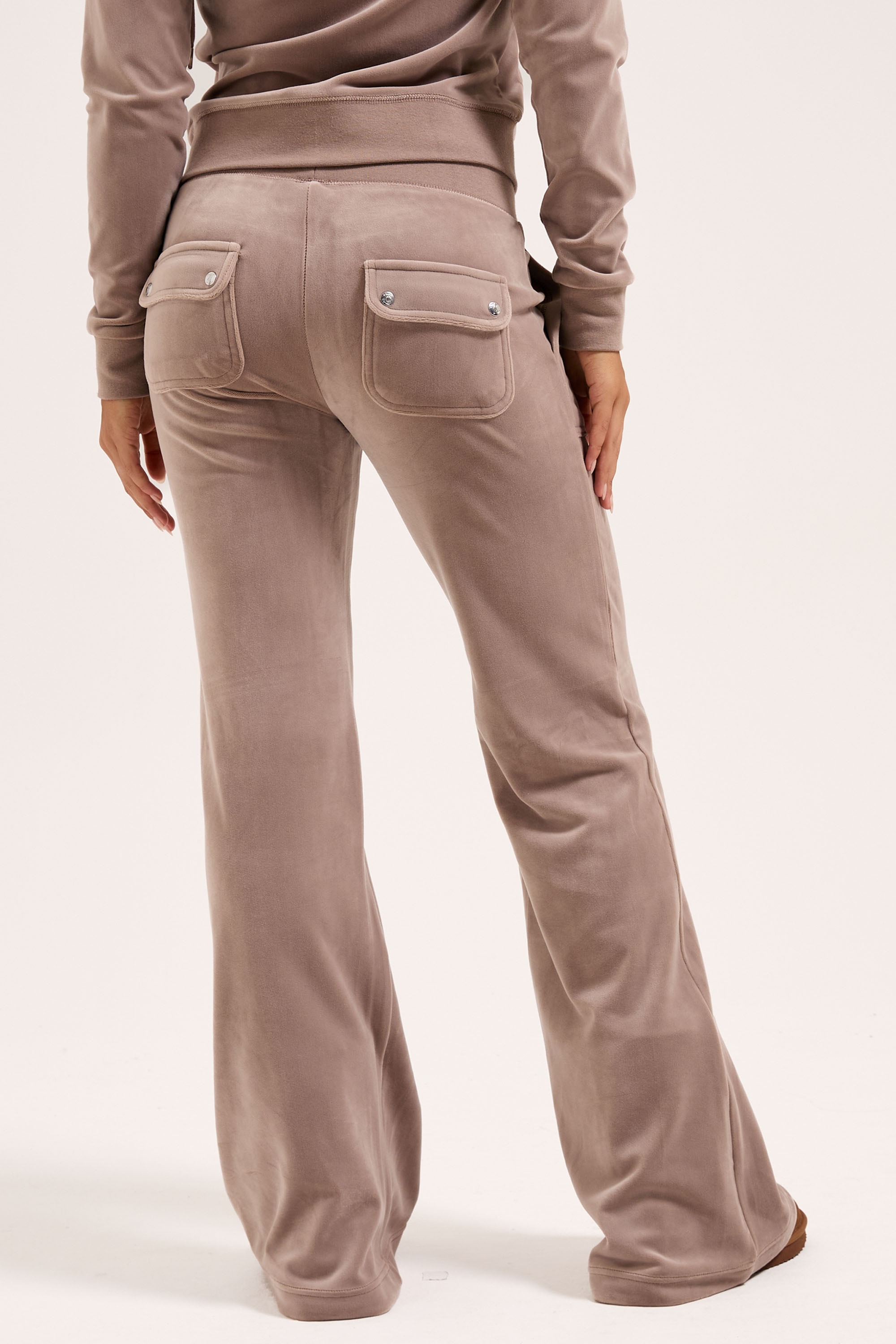 Juicy Couture Sweathose »LAYLA LOW RISE POCKETED FLARE PANT. Damen«  Trainingshose Damen, Sweathose, Velour, Jogginghose mit Glitzer, Sale