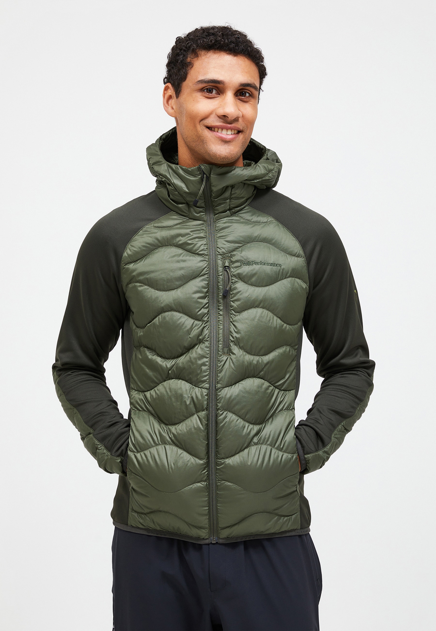 Peak Performance "M Helium Down Hybrid Hood" mit sportivem Design