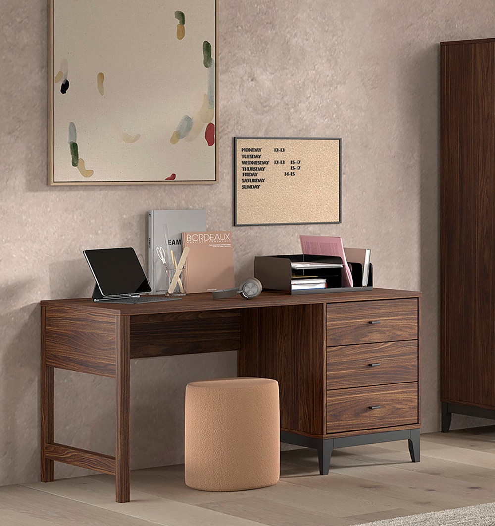 Vipack Schreibtisch »Ilyas, mit großer Schreibplatte 140 x 70 cm, gradliniges Design« pflegeleichte Melamin Oberfläche in Nussbaum Dekor