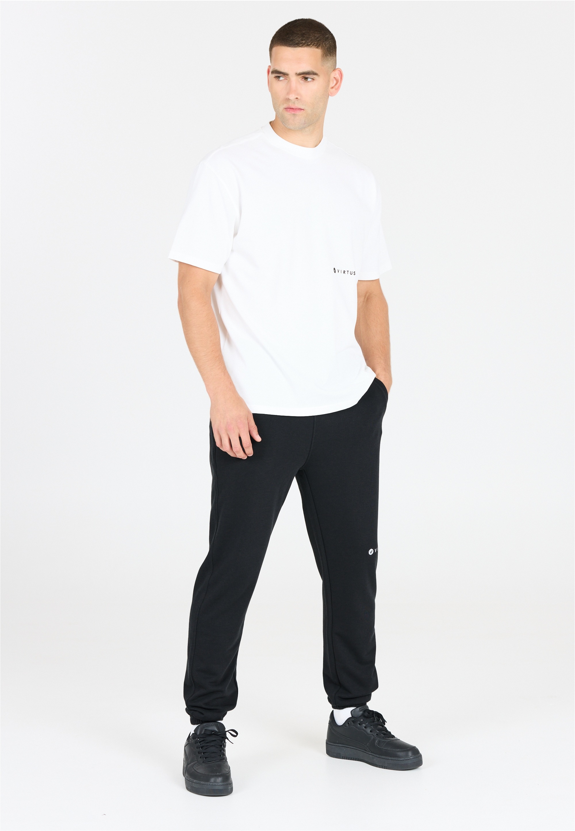 Virtus Sweathose "Kayden", aus weichem Stoff mit sportlichen Akzenten günstig online kaufen