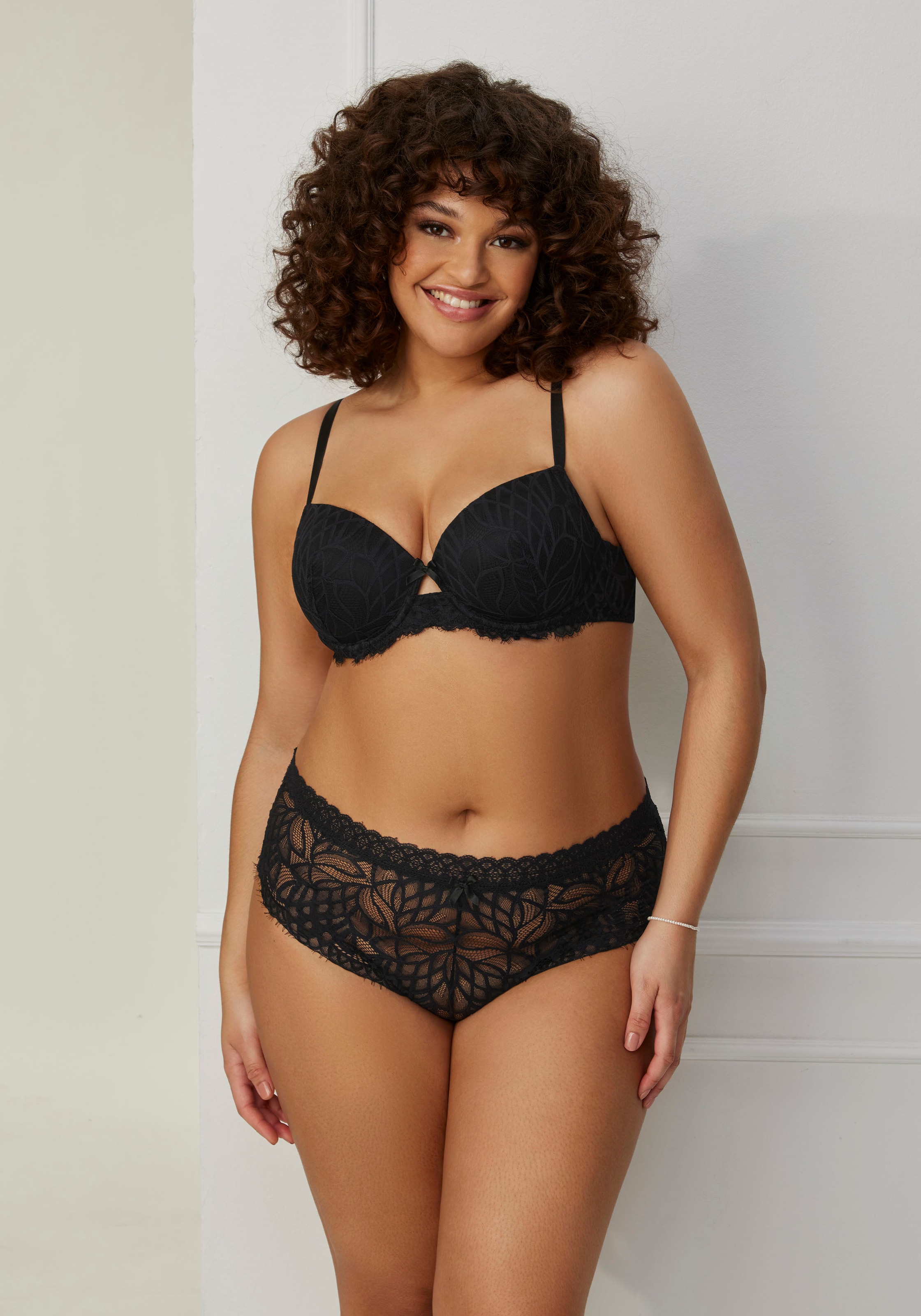 LASCANA Slip »Cara«, aus dezent transparenter Spitze, anteilig aus recyceltem Material