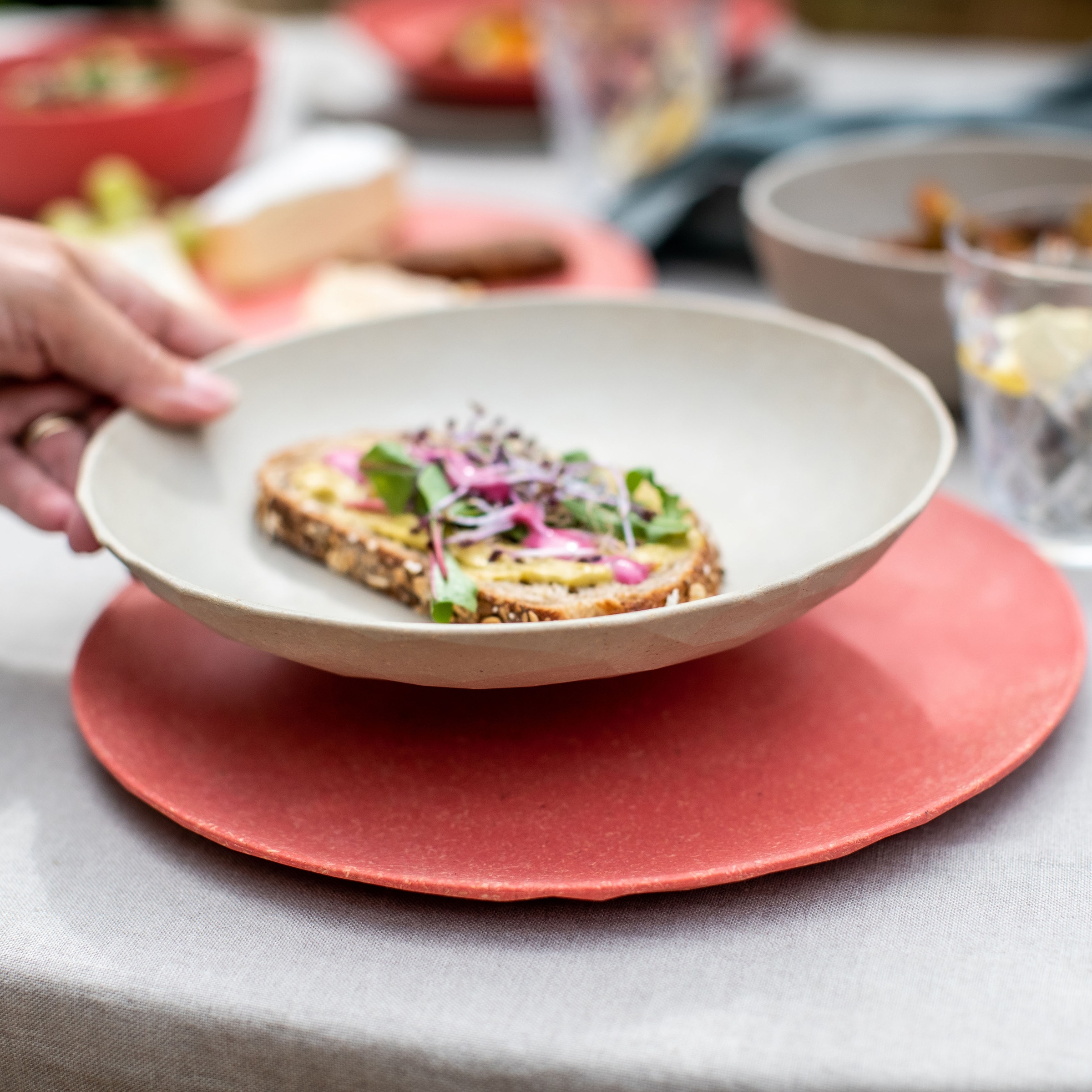 KOZIOL Speiseteller »CLUB PLATE, Ø 26 cm, spülmaschinengeeignet«, (Set, 4 St., 4er-Set), aus biozirkulärem Kunststoff & FSC® zertifiziertem Holz, melaminfrei