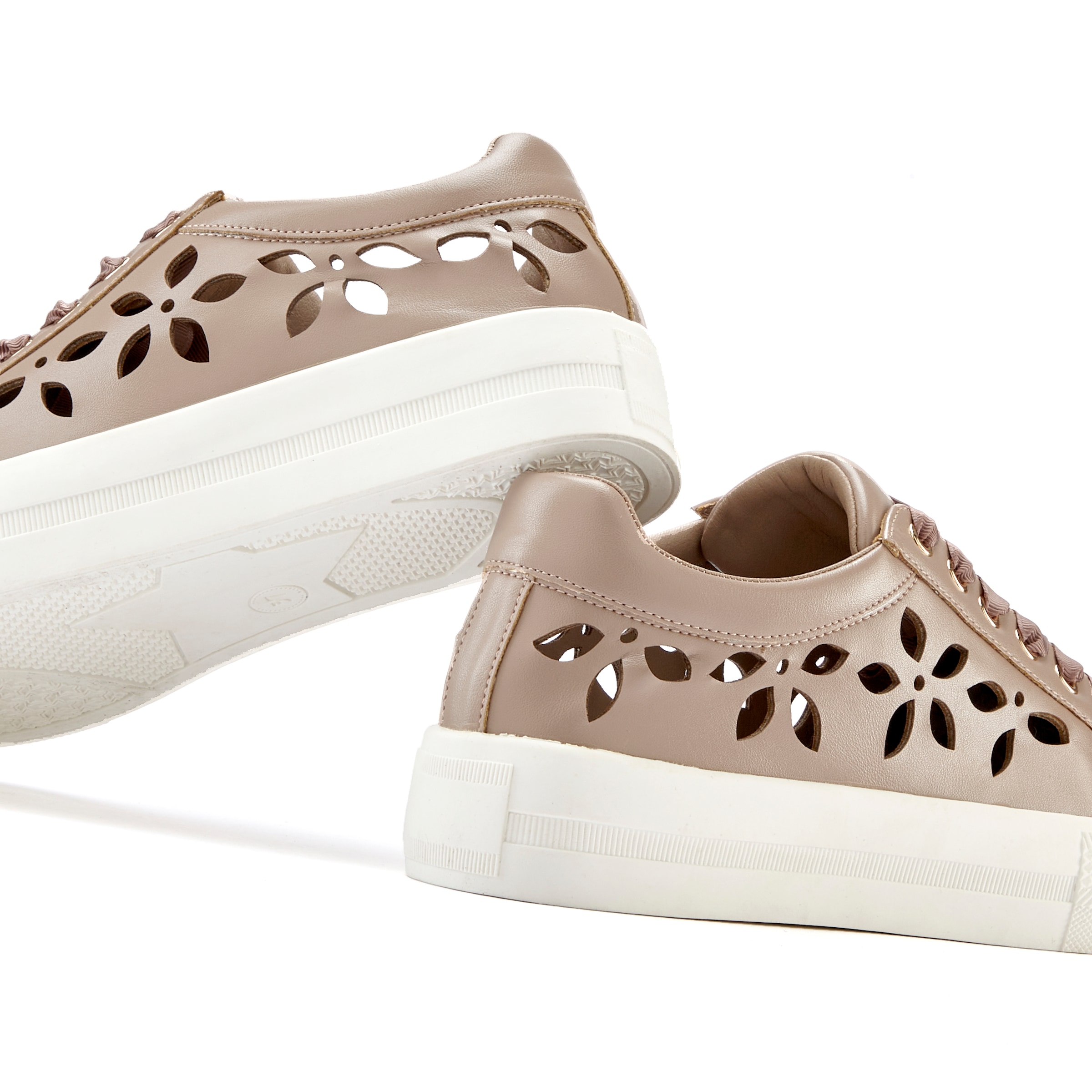 LASCANA Sneaker, mit kleinen Cut-Outs, Schnürhalbschuhe, Freizeitschuhe VEGAN