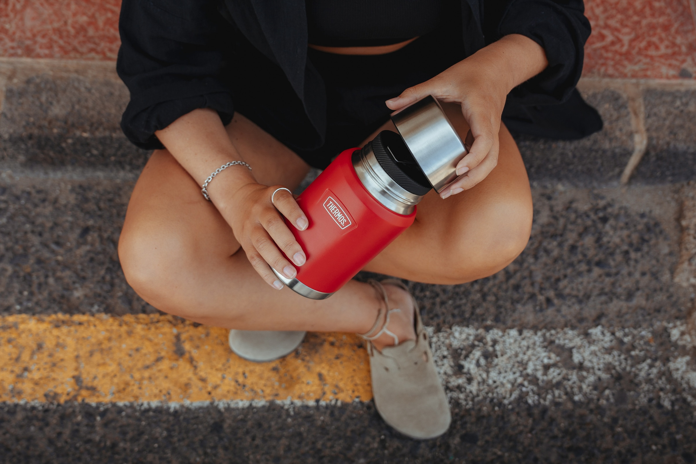 THERMOS Thermobehälter »ICON FOOD JAR, Thermobehälter für Essen, spülmaschinenfest« 1 Stk. tlg. 0,71l, 10h heiß & 24h kalt, dicht & auslaufsicher, mit Löffel