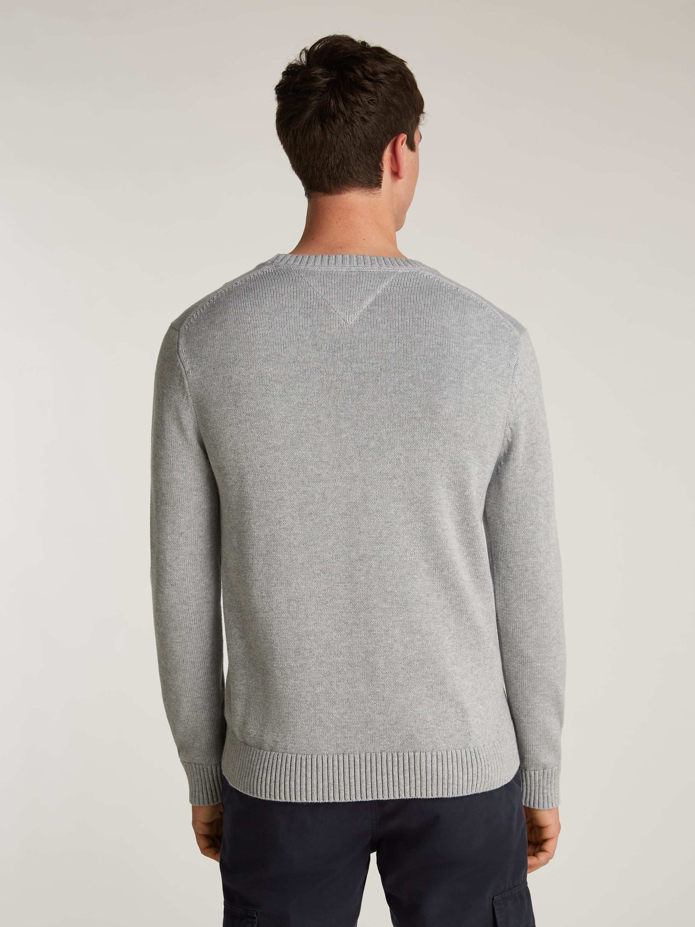 Tommy Jeans Strickpullover »TJM SLIM ESSNTLS C-NECK SWEATER«, mit Markenlogo auf der Brust