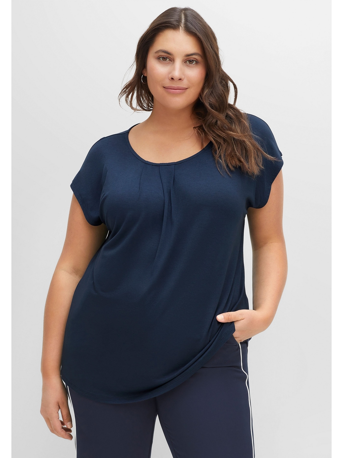 Sheego T-Shirt »Große Größen«, angenehmem Viskosemix aus für mit gelegten | Falten, kaufen BAUR
