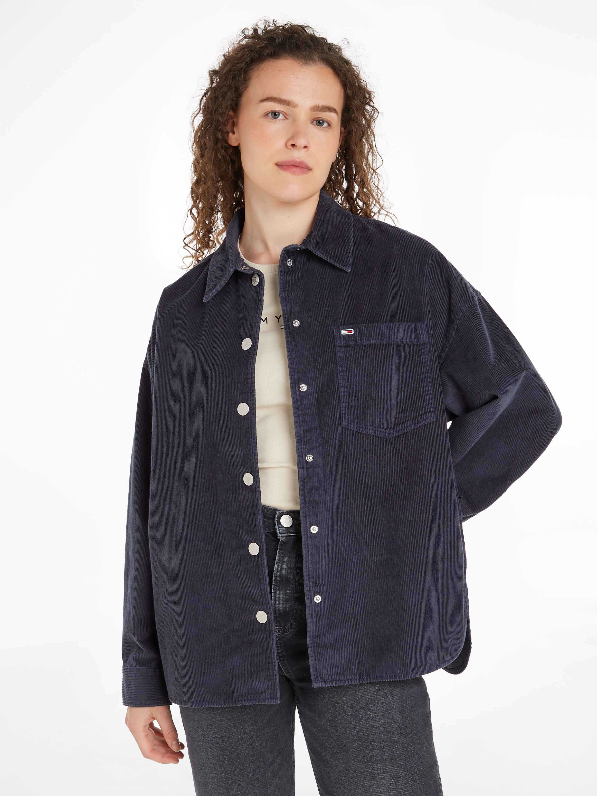 Tommy Jeans Curve Hemdbluse "TJW WASHED CORD OVERSHIRT EXT", Große Größen, Feincord, Drucker, abgerundeter Saum