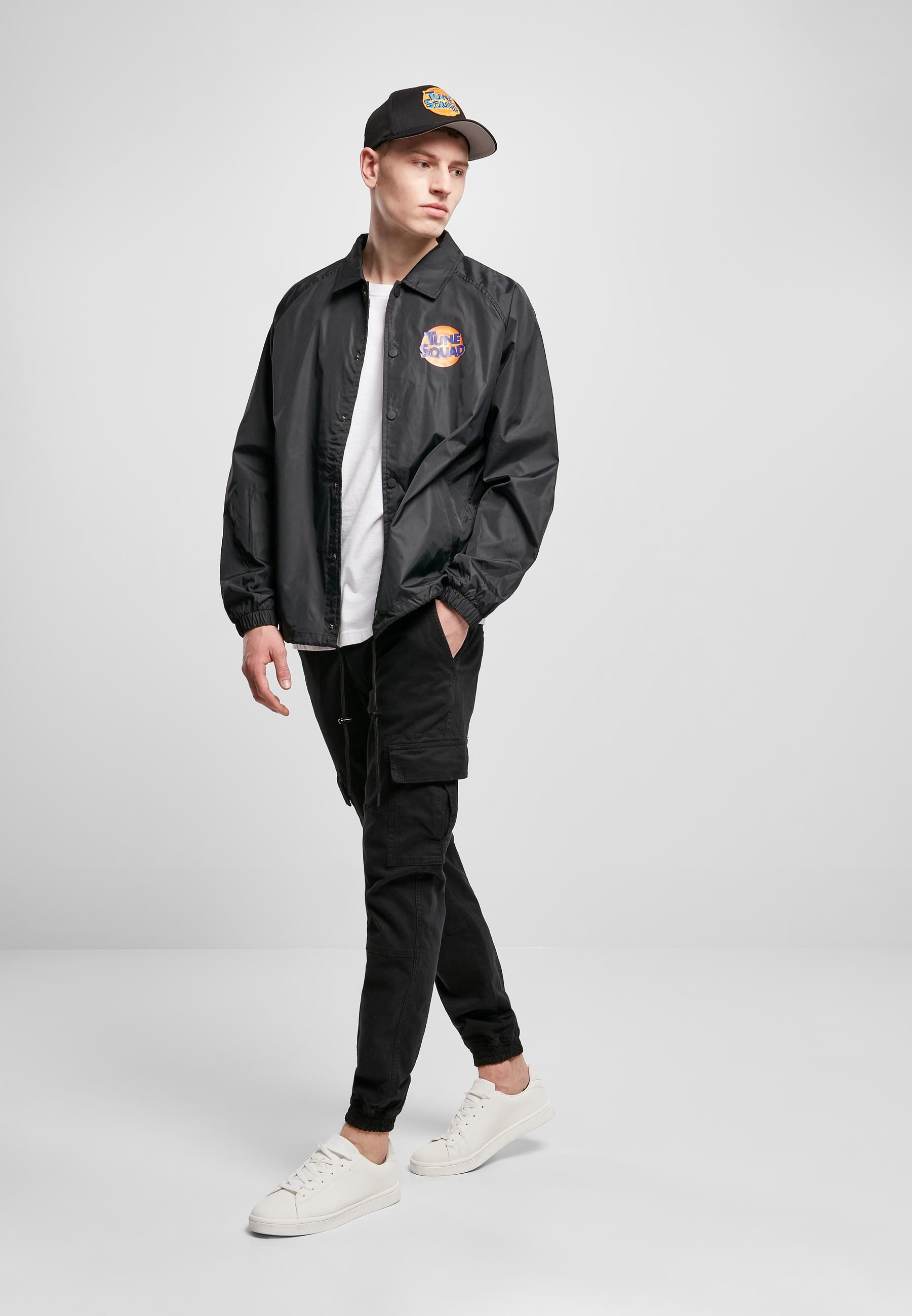 MisterTee Allwetterjacke »MisterTee Herren Space Jam Tune Squad Logo Coach Jacket«, (1 St.), ohne Kapuze