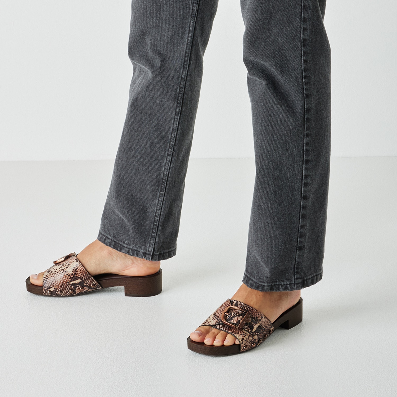 Tamaris Pantolette  Blockabstz, Sommerschuh mit Klettverschluss unter der Zierschnalle