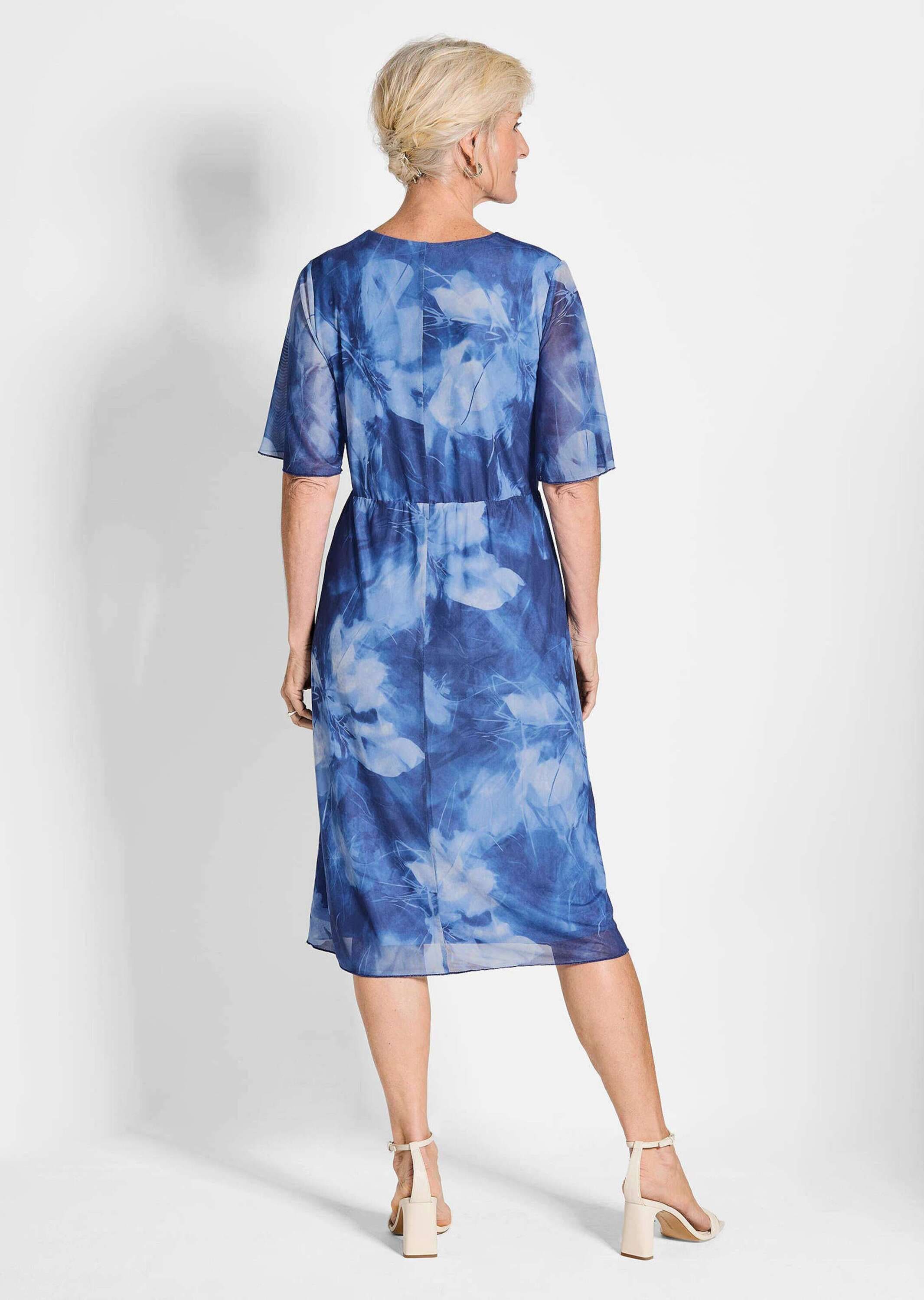 GOLDNER Sommerkleid »Wickelkleid mit Blütenprint in Blau, tailliert«