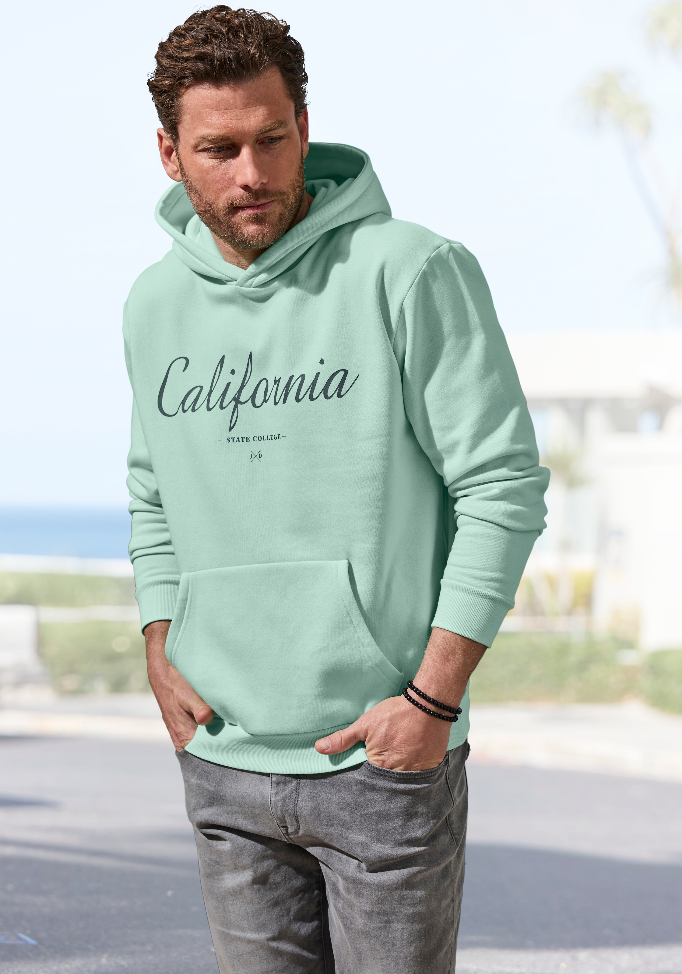 John Devin Hoodie, Sweatshirt mit coolem Druck, aufgesetzter Tasche und Kap günstig online kaufen