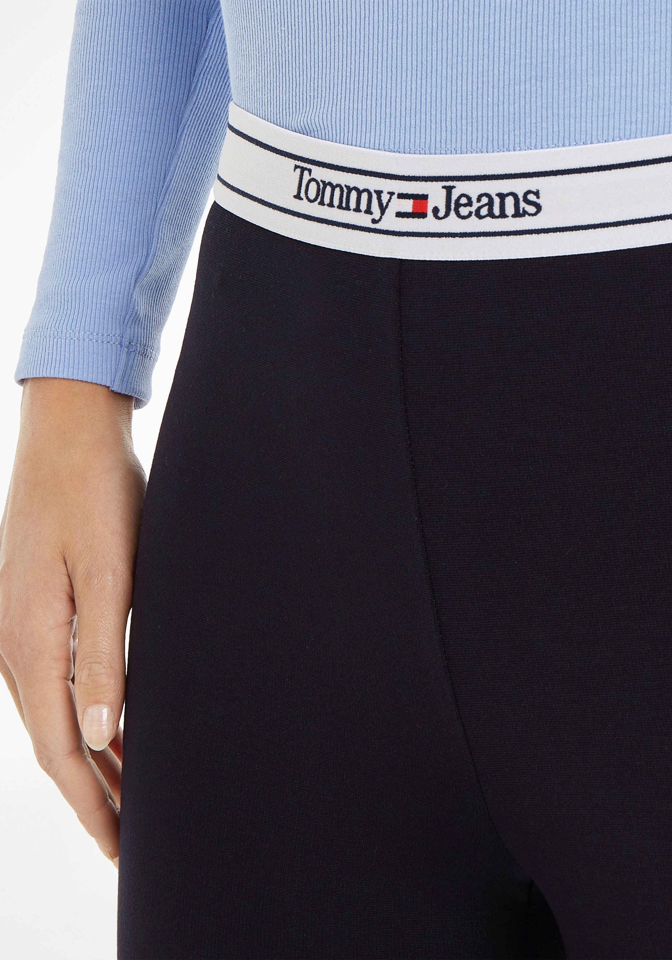 Tommy Jeans Leggings »TJW LOGO WB FLARE LEGGING«, mit Tommy Jeans Schriftzug am Bund