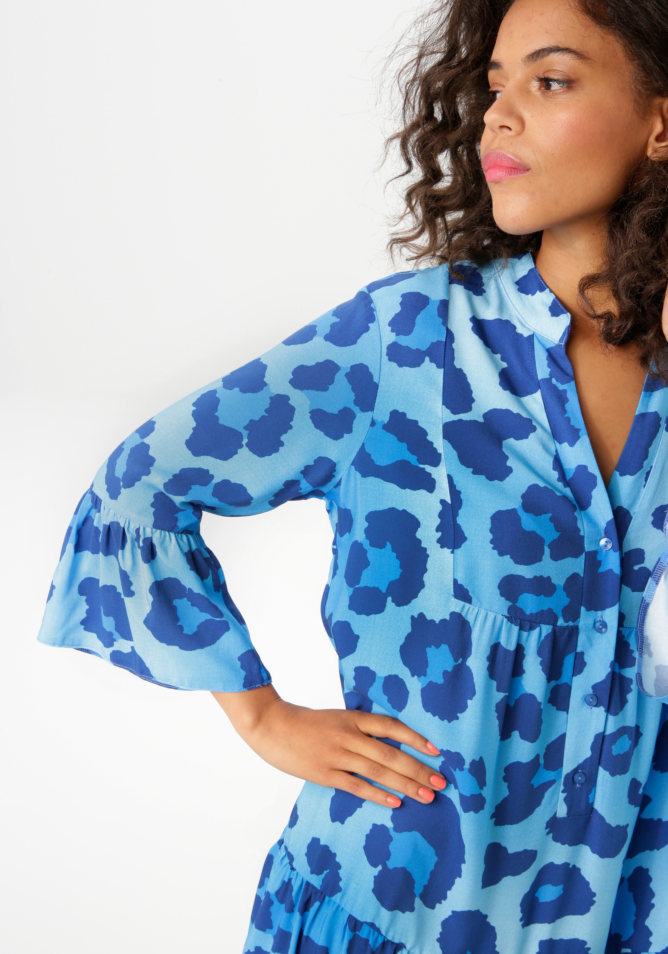 Thumbnail - Aniston CASUAL mit farbenfrohen, graphischen Blüten bedruckt