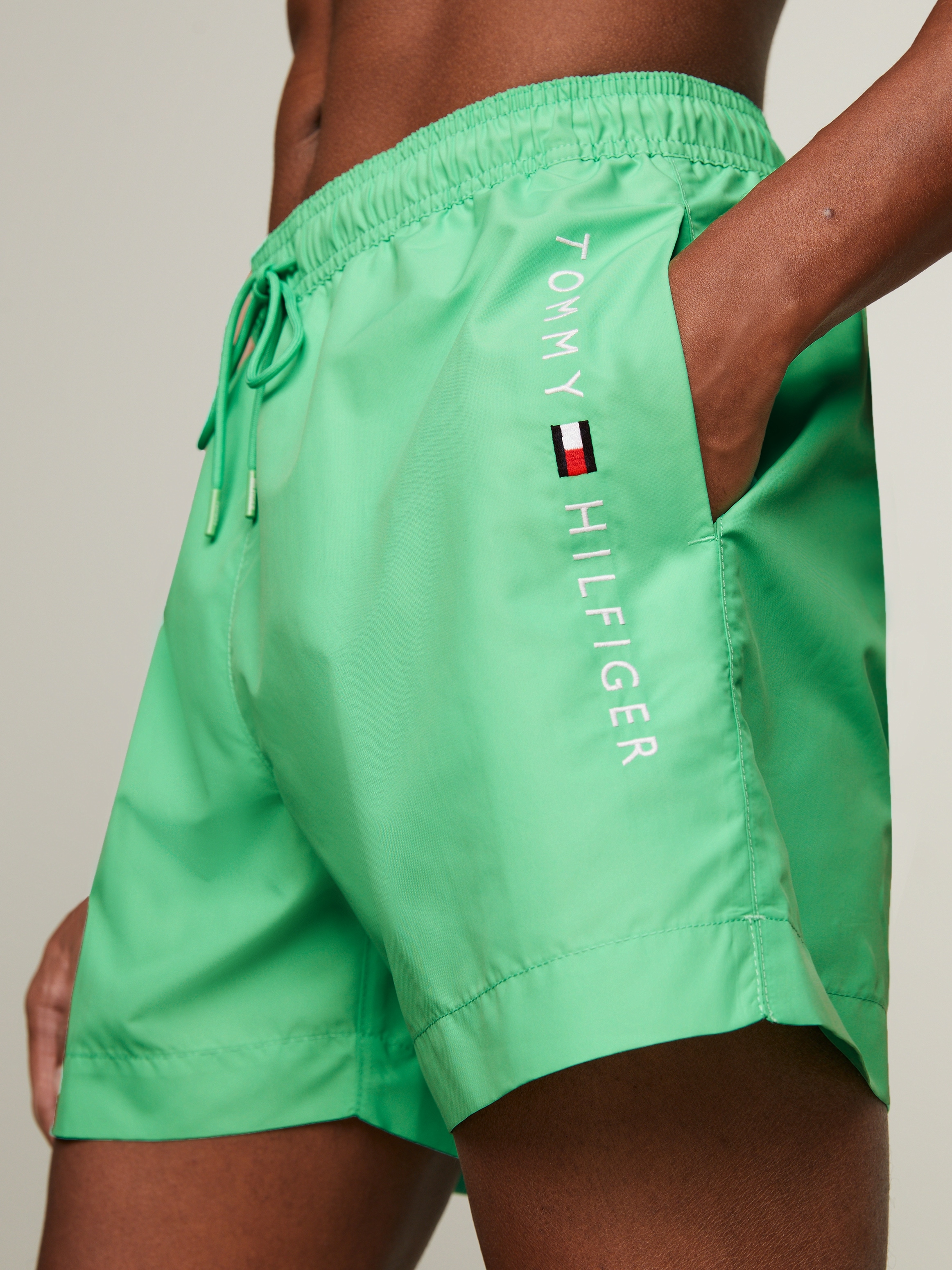 Tommy Hilfiger Swimwear Badeshorts »MEDIUM DRAWSTRING«, mit Markenlabel an der Hüfte