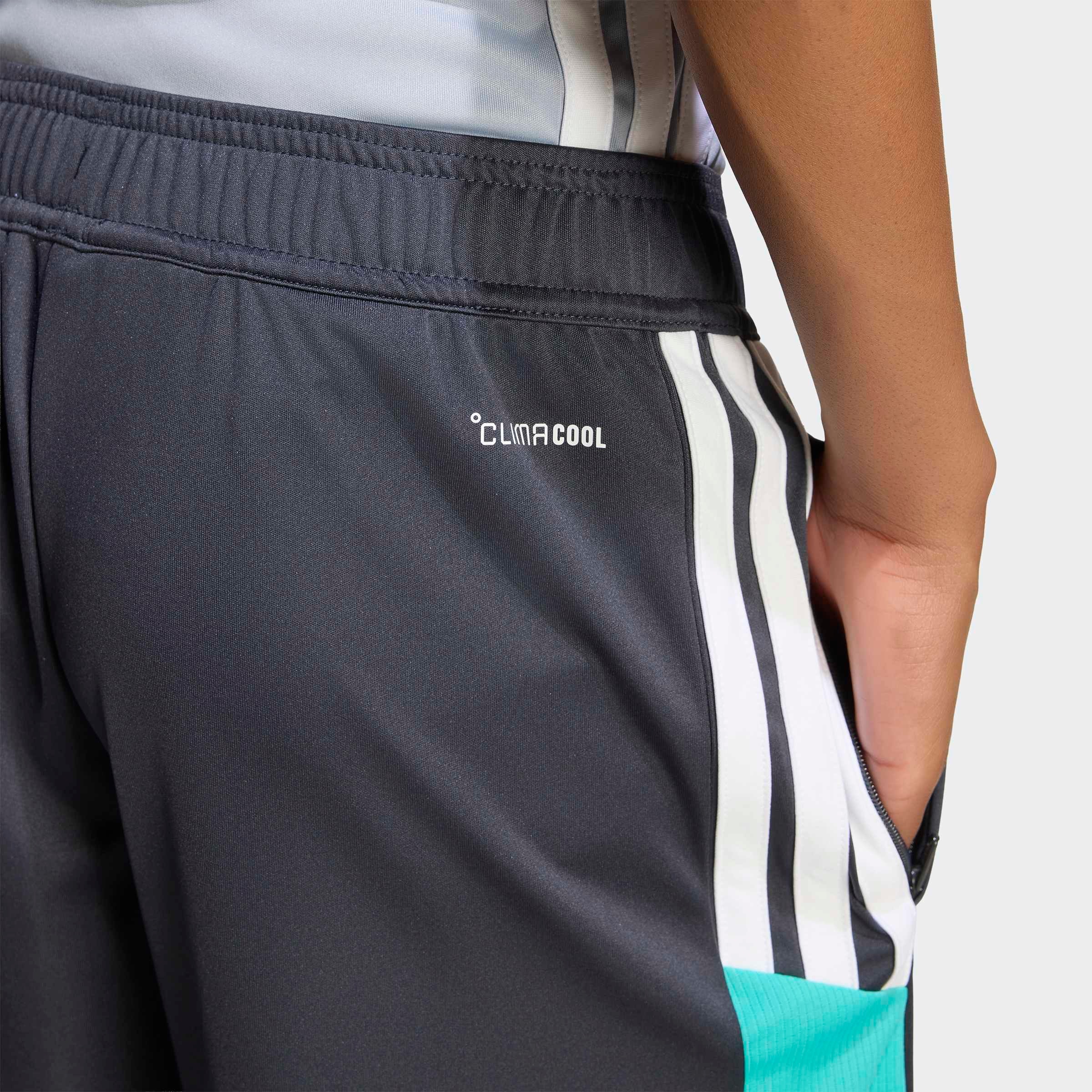 adidas Performance Trainingsshorts »TIRO 26 ESSENTIALS KIDS«  für Kinder, mit CLIMACOOL® Technologie, aus Interlock-Material