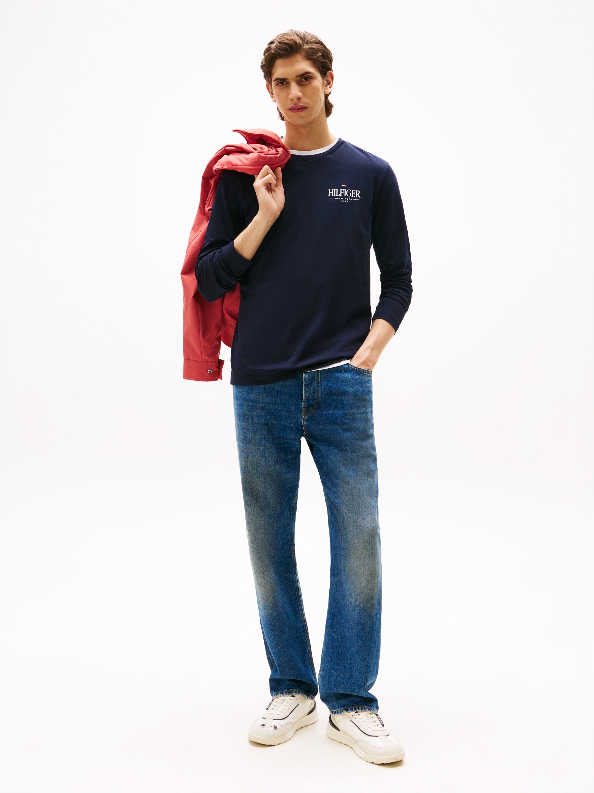 Tommy Hilfiger Longsleeve »HILFIGER STACK LS TEE«, Kontrastfarbener Print auf der Brust
