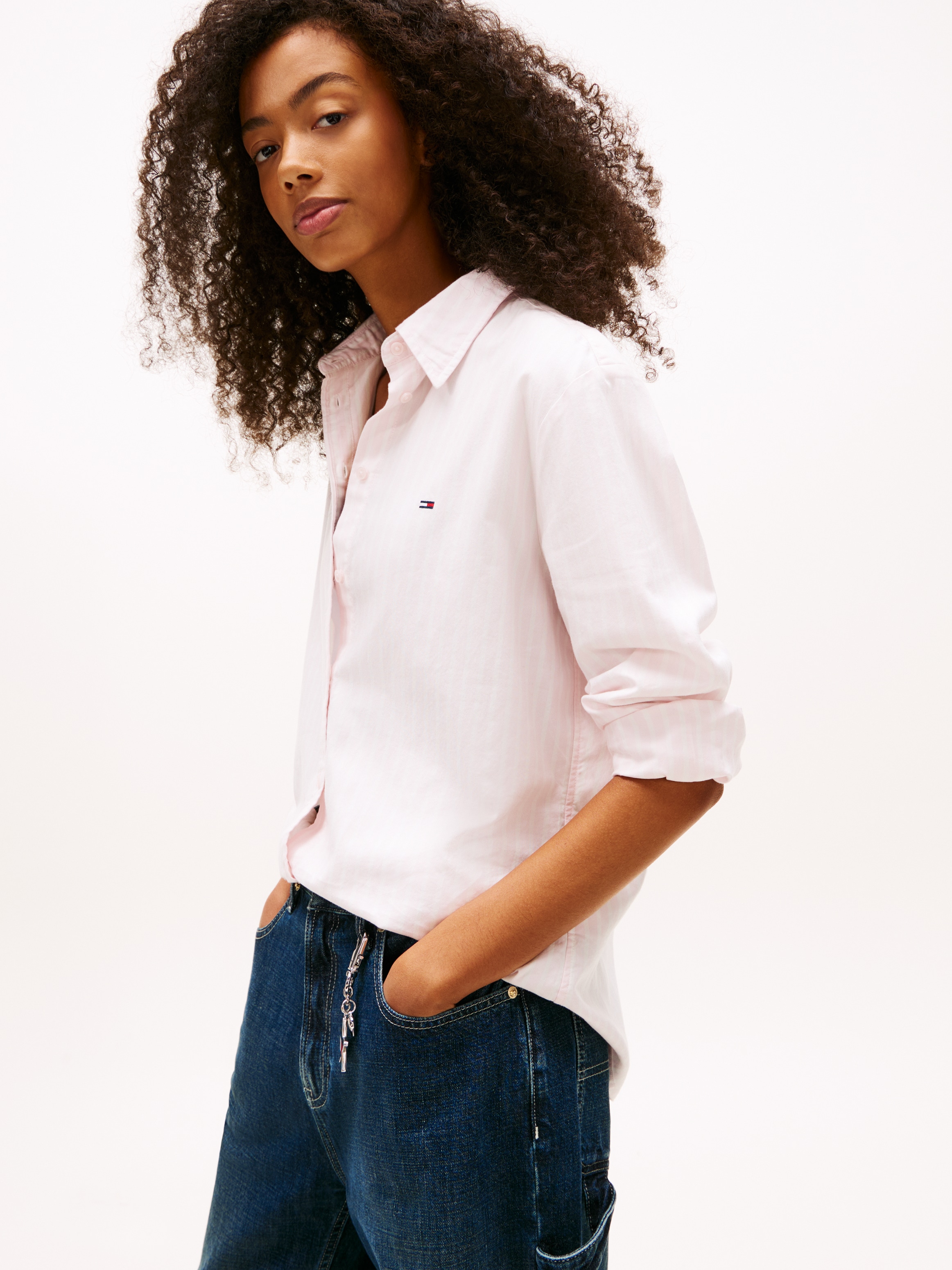 Tommy Jeans »TJW REG OXFORD SHIRT« mit Logostickerei, abgerundeter Saum