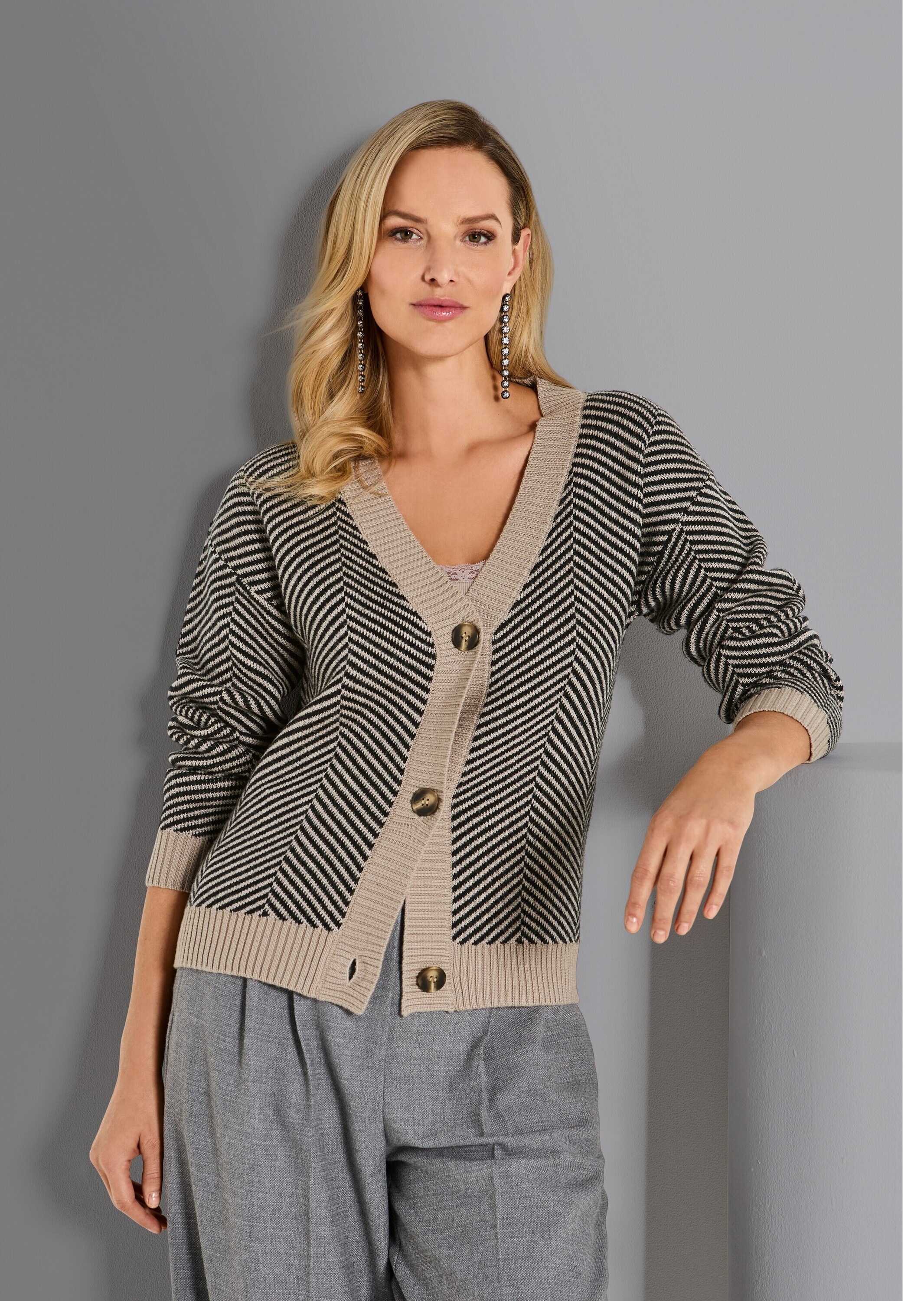 MADELEINE Strickjacke »Strickjacke Cardigan aus Schurwolle mit V-Ausschnitt«