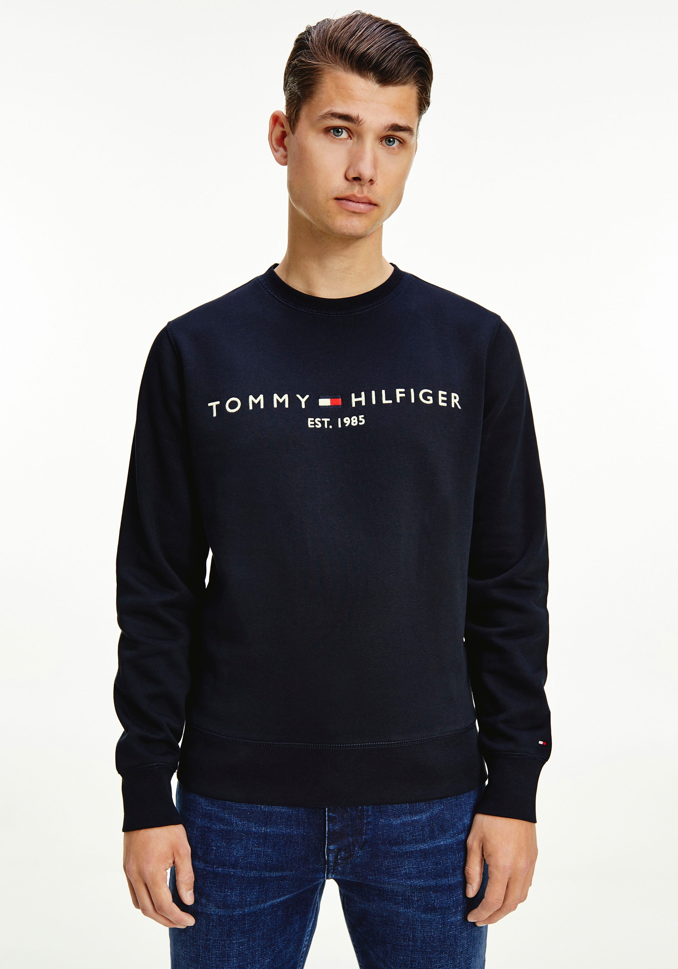 mit Hilfiger | SWEATSHIRT«, Rundhalsausschnitt Tommy LOGO ▷ bestellen BAUR »TOMMY Sweatshirt klassischem