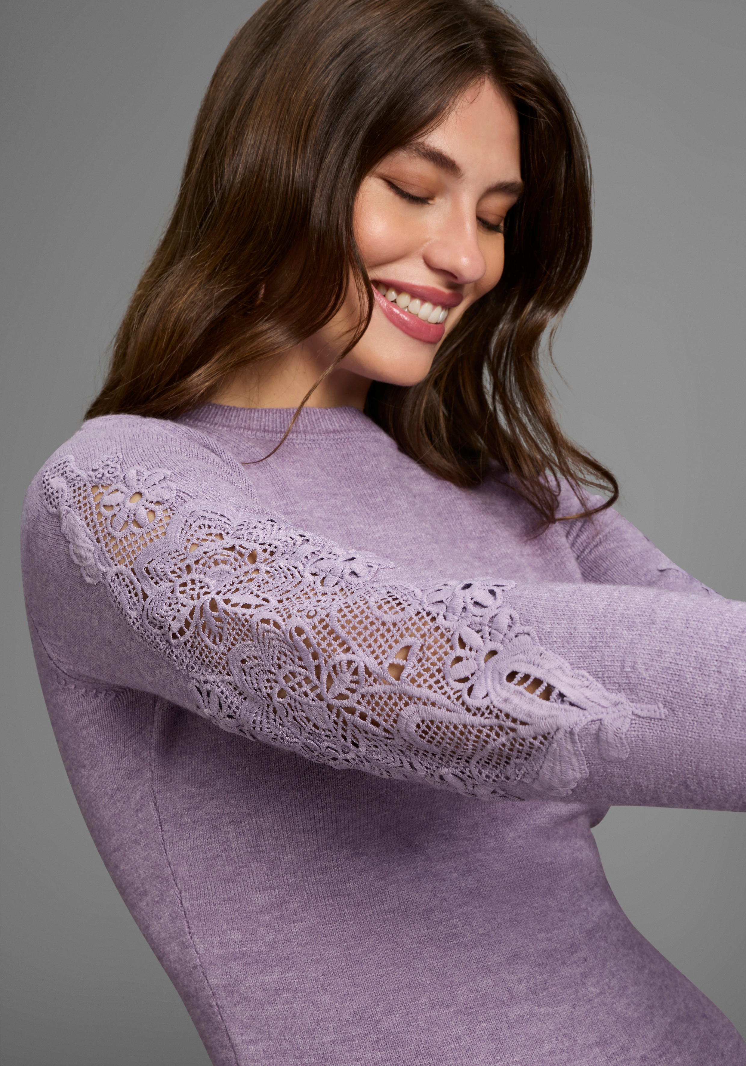 Thumbnail - Laura Scott Strickkleid Ohne Taschen mit besonderem Spitzendetail - NEUE KOLLEKTION