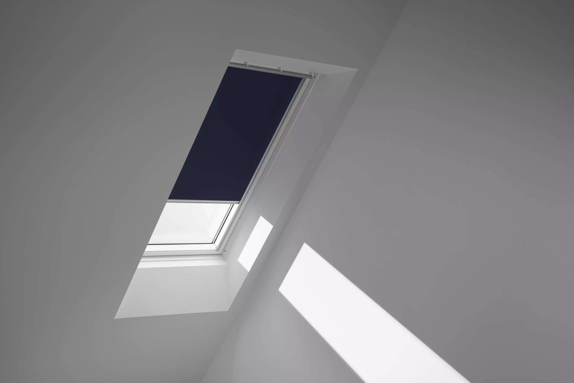 Velux Verdunklungsrollo "Dkl 1100S" Verdunkelnd Ohne Bohren In Führungsschienen Stoff Dunkelblau Mit Weißen Führungsschienen & Griffleiste