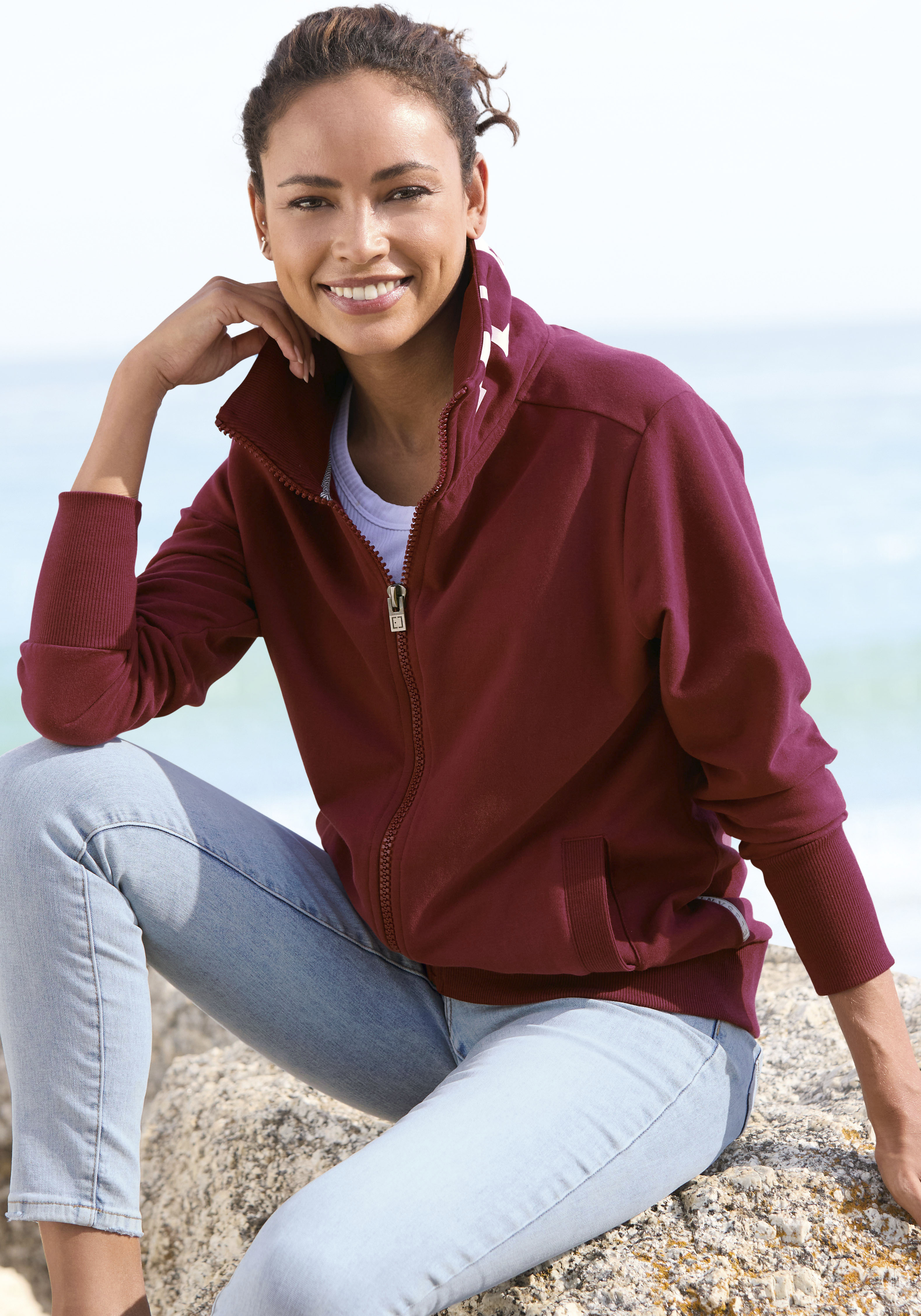 Elbsand Sweatjacke "Alvis" mit Logodruck am Kragen, bequeme Freizeitjacke mit Stehkragen