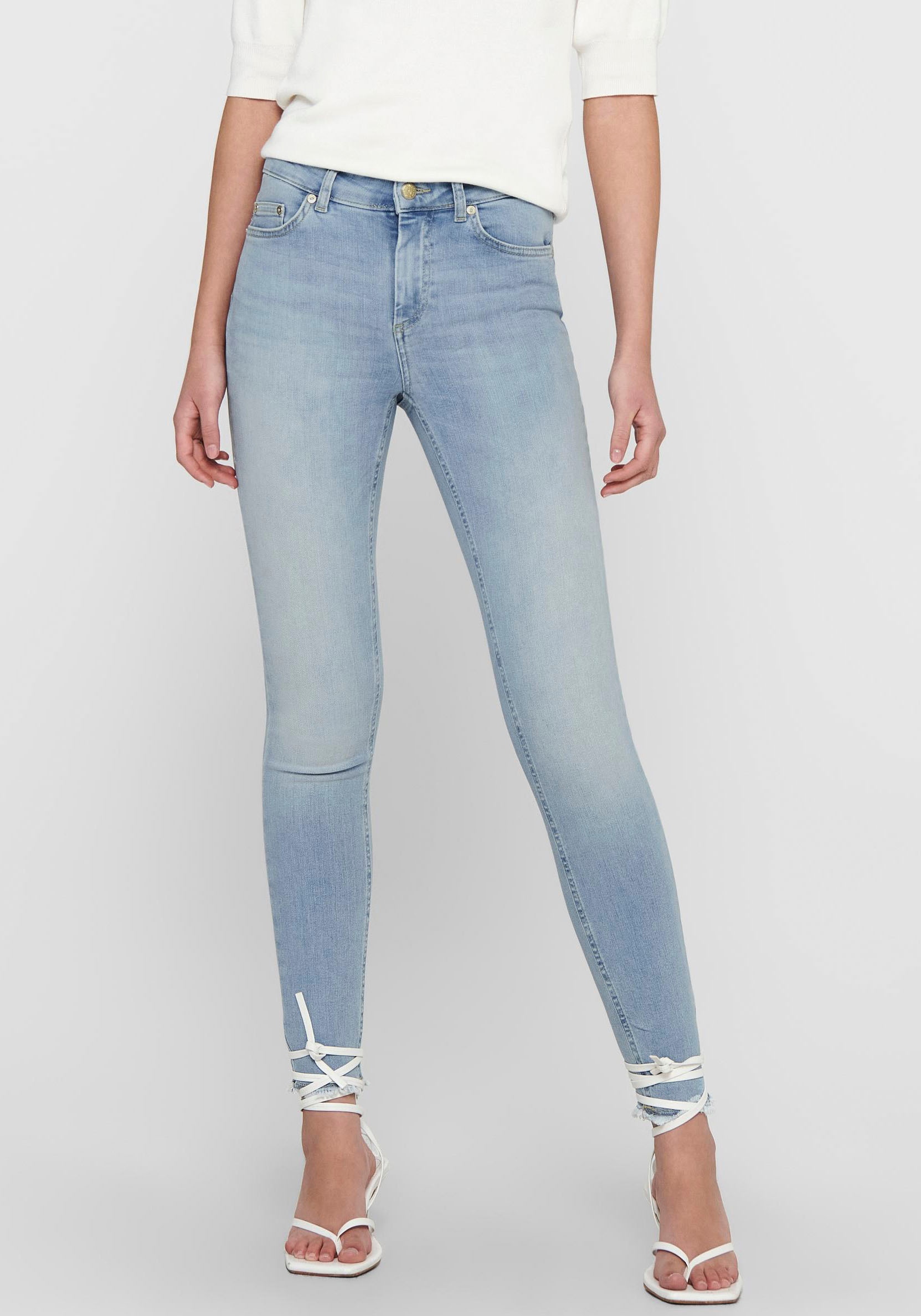 ONLY Ankle-Jeans "ONLBLUSH MID SK ANK RAW", mit leicht ausgefranstem Beinabschluss