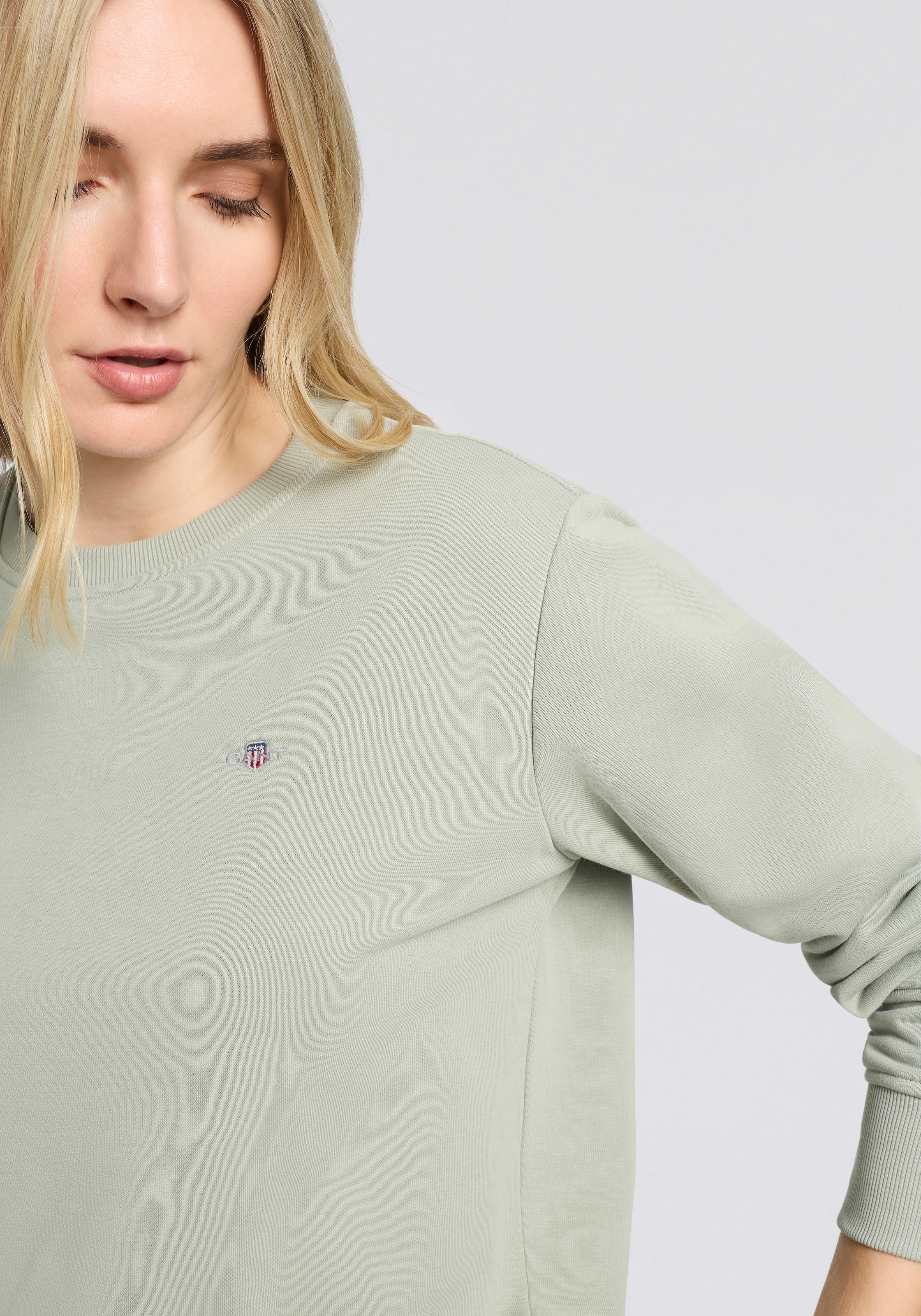 Gant Sweatshirt »SHIELD C-NECK SWEAT«, Grafische GANT-Stickerei auf der Brust